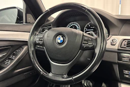 musta BMW 530 2011 kuva 15.