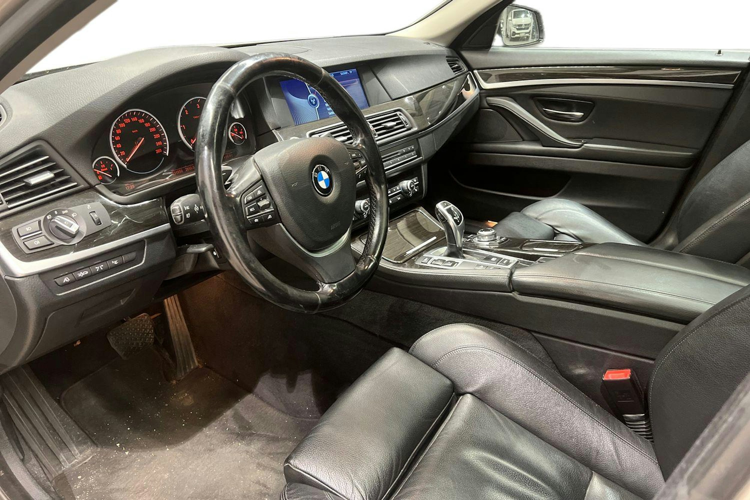 harmaa BMW 530 2011 kuva 3.