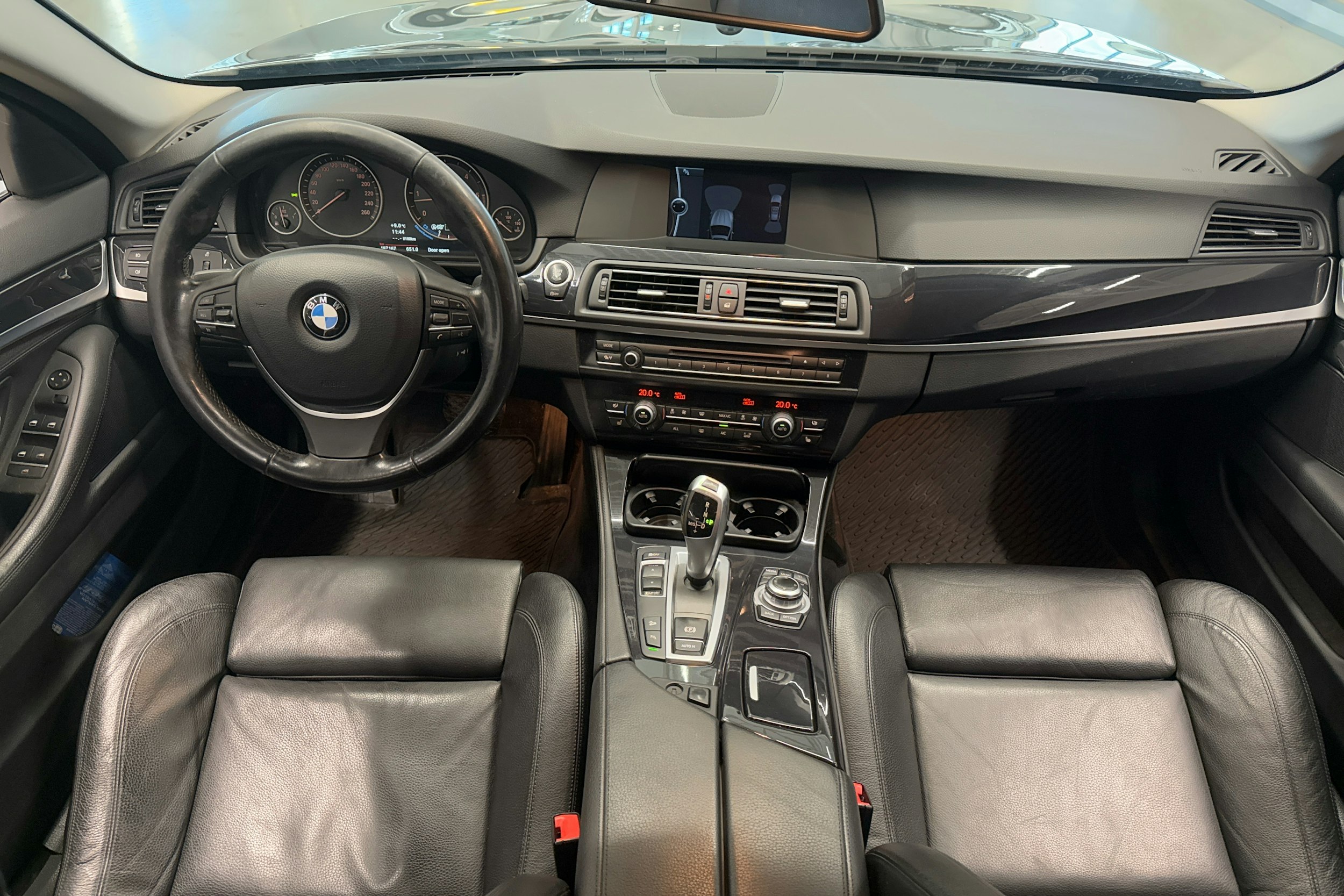 musta BMW 530 2012 kuva 7.