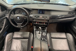 musta BMW 530 2012 kuva 7.