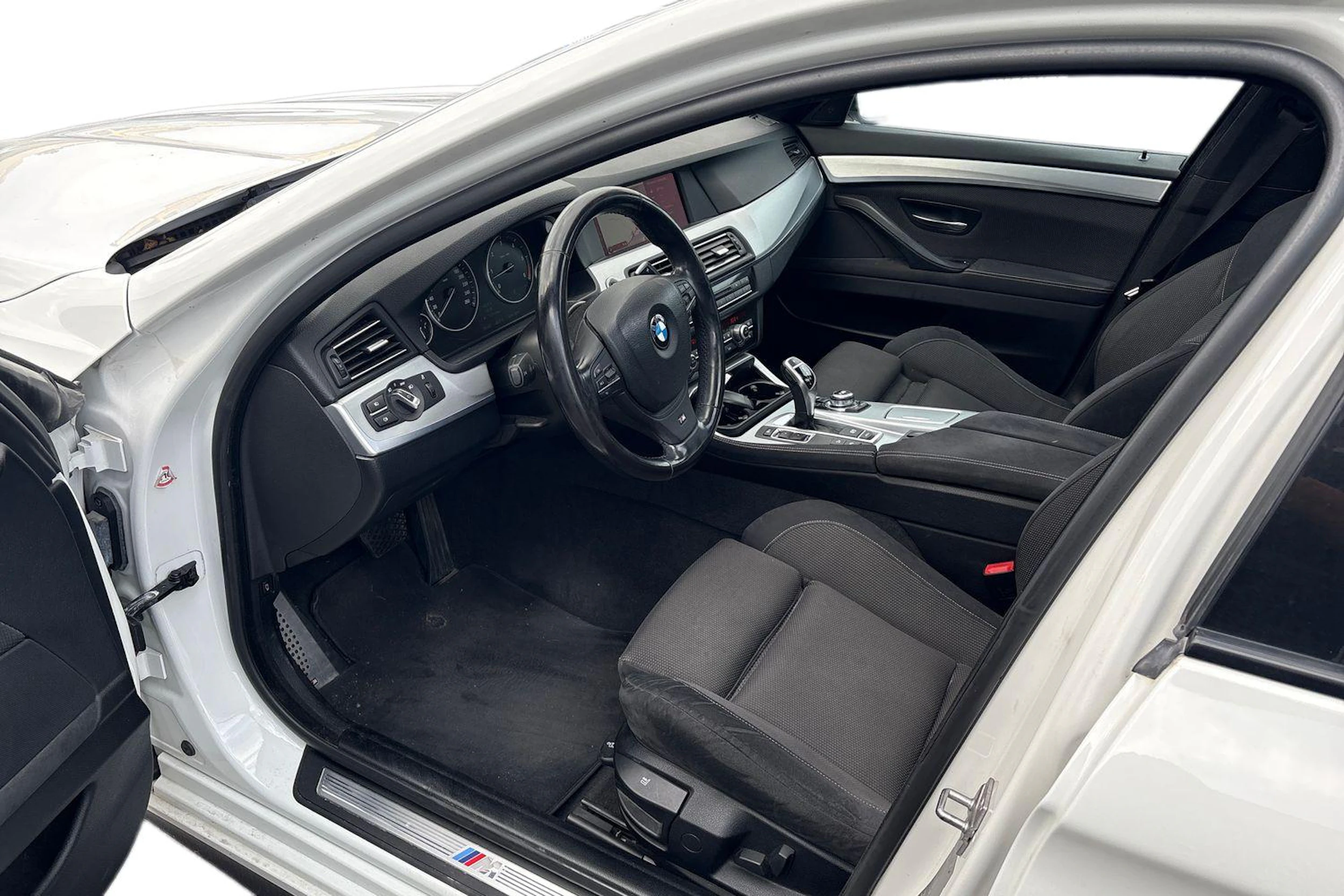 Valkoinen BMW 530 2012 kuva 3.