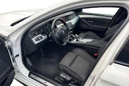 Valkoinen BMW 530 2012 kuva 3.