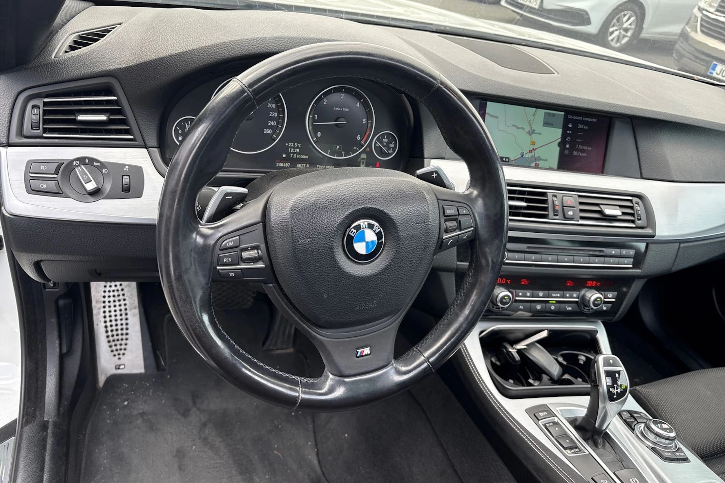 Valkoinen BMW 530 2012 kuva 4.