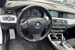 Valkoinen BMW 530 2012 kuva 4.