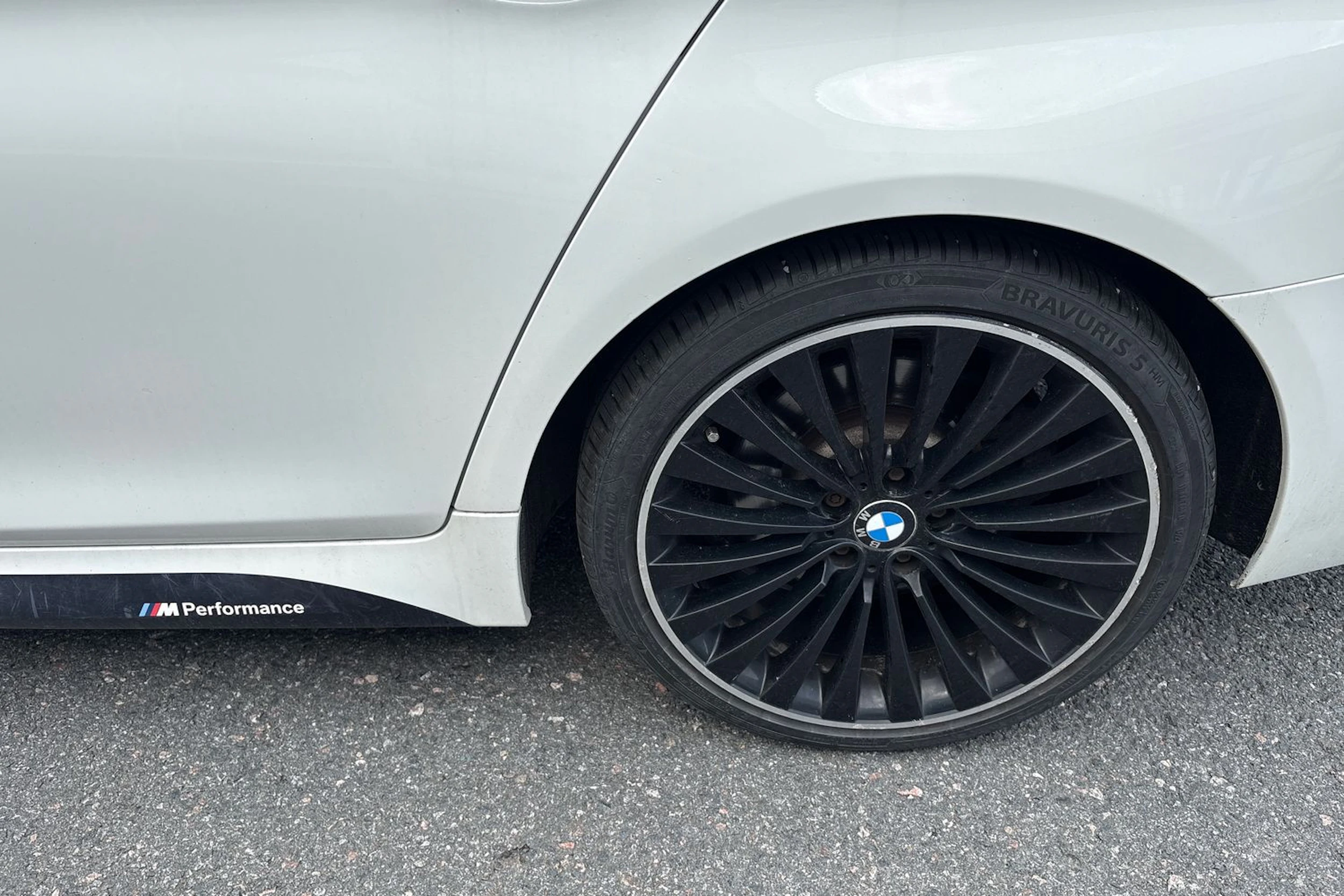 Valkoinen BMW 530 2012 kuva 5.