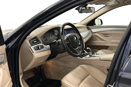 sininen BMW 530 2012 kuva 6.