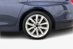 sininen BMW 530 2012 kuva 9.