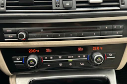 sininen BMW 530 2012 kuva 19.