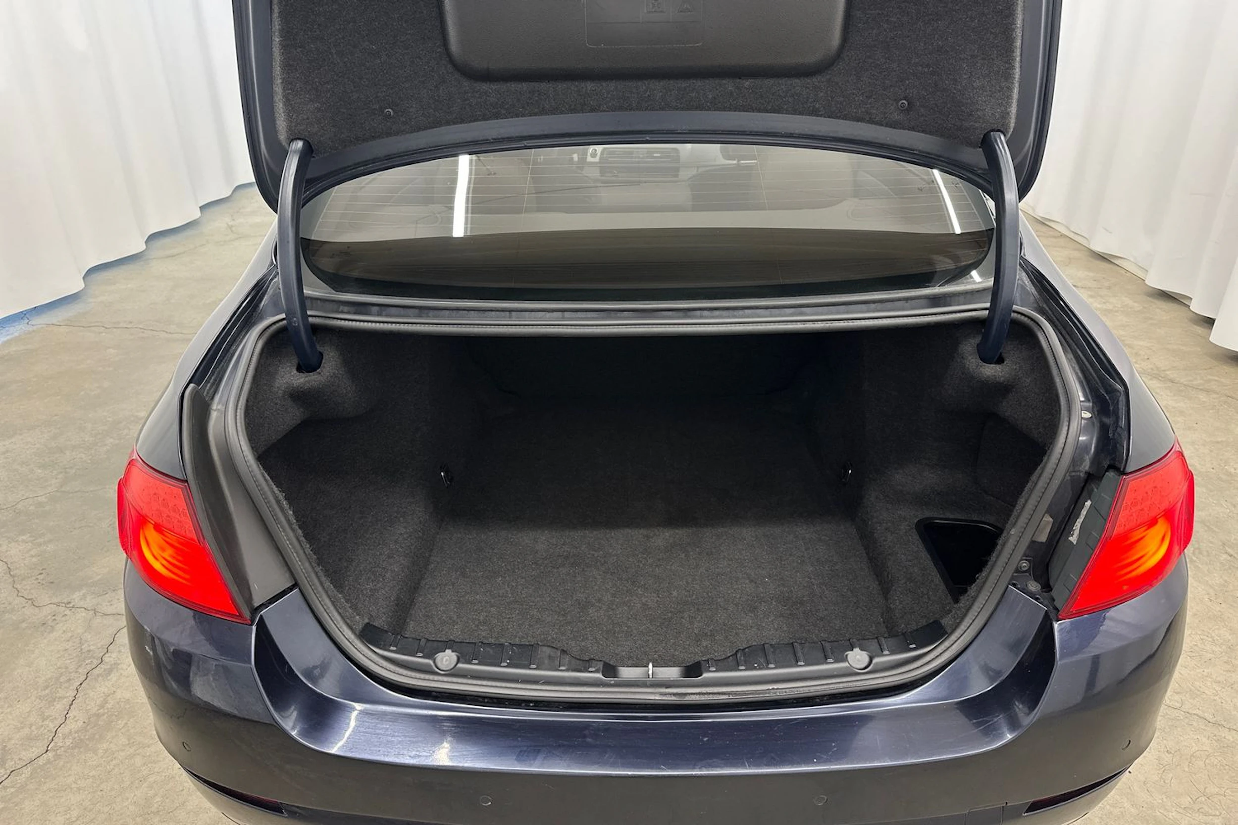 sininen BMW 530 2012 kuva 21.