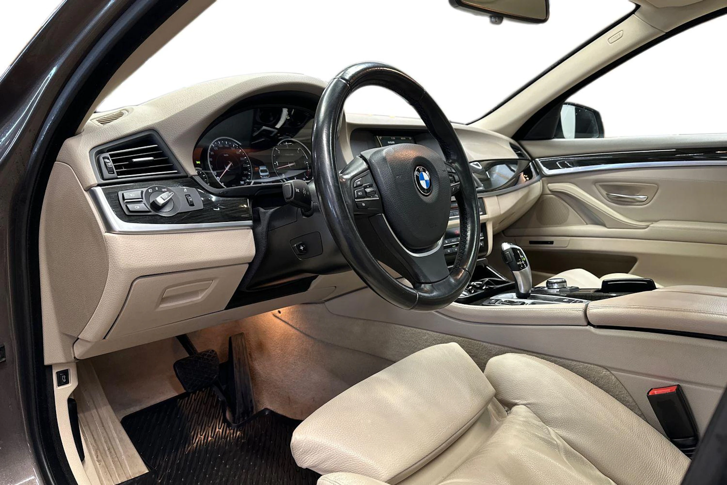 ruskea (beige) BMW 530 2013 kuva 6.