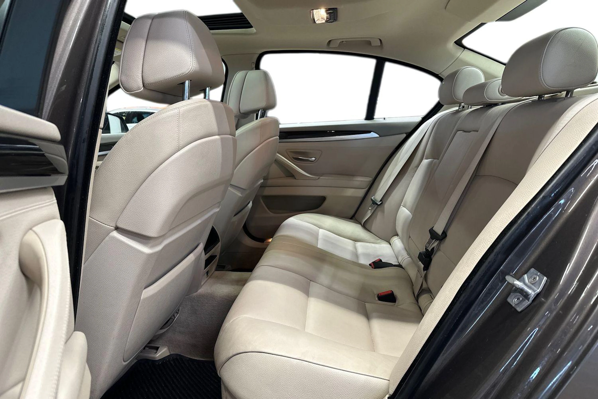 ruskea (beige) BMW 530 2013 kuva 8.