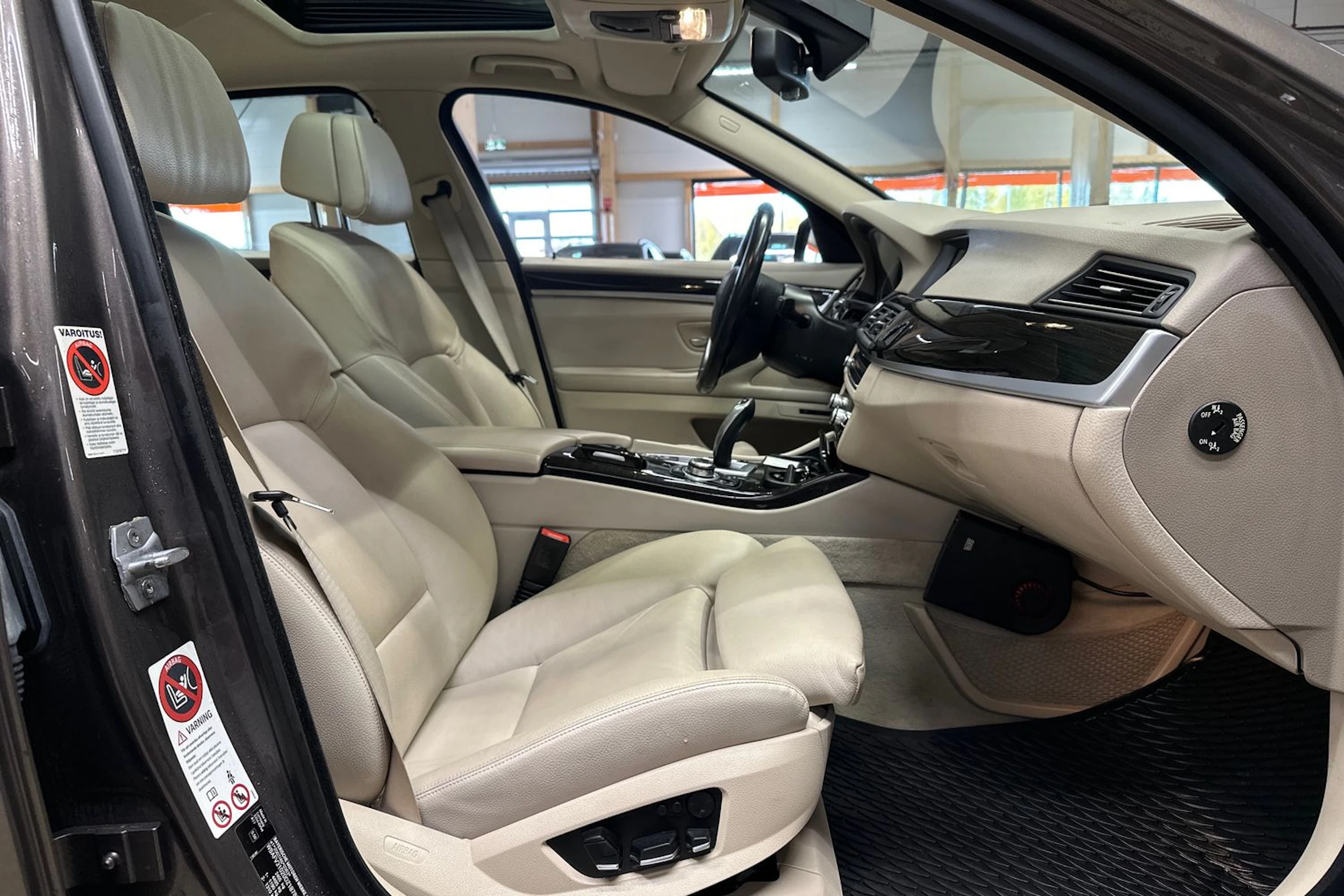 ruskea (beige) BMW 530 2013 kuva 11.