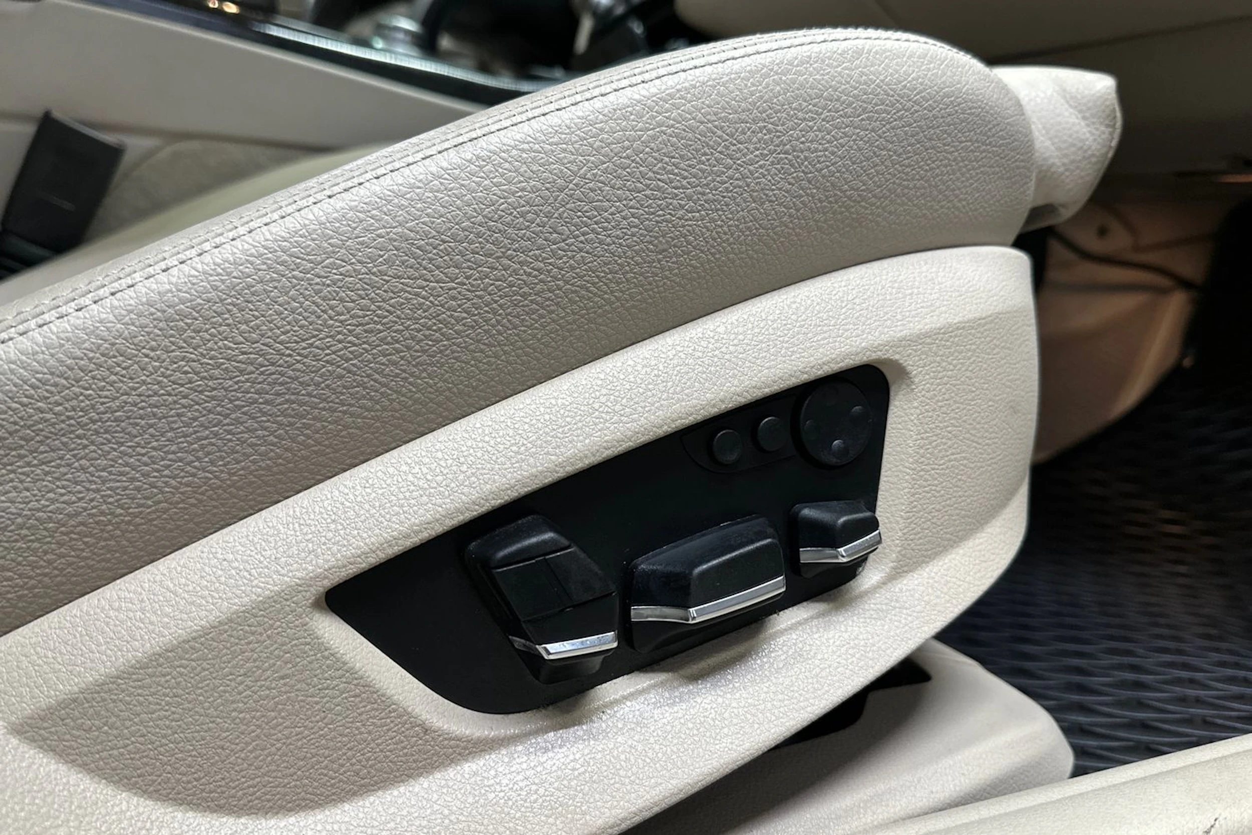 ruskea (beige) BMW 530 2013 kuva 12.