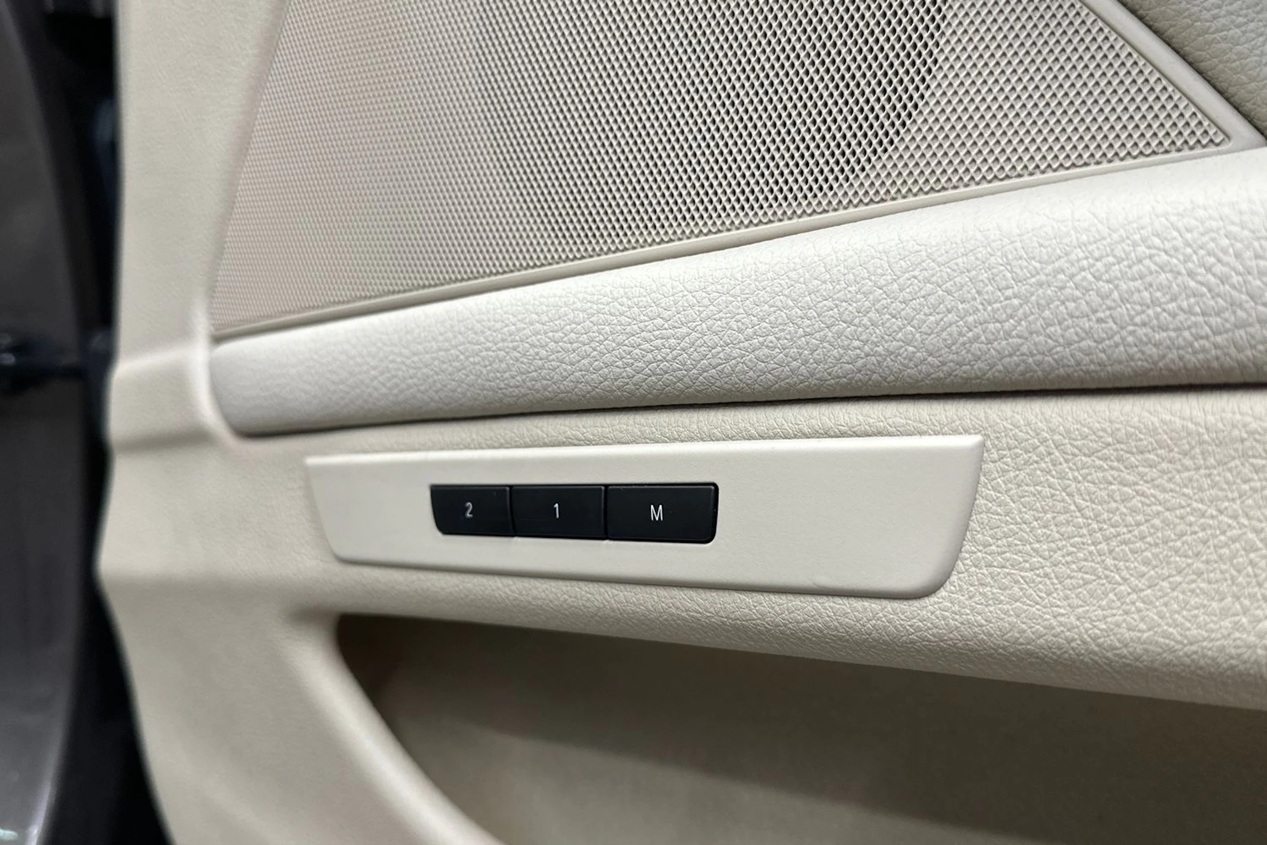 ruskea (beige) BMW 530 2013 kuva 13.