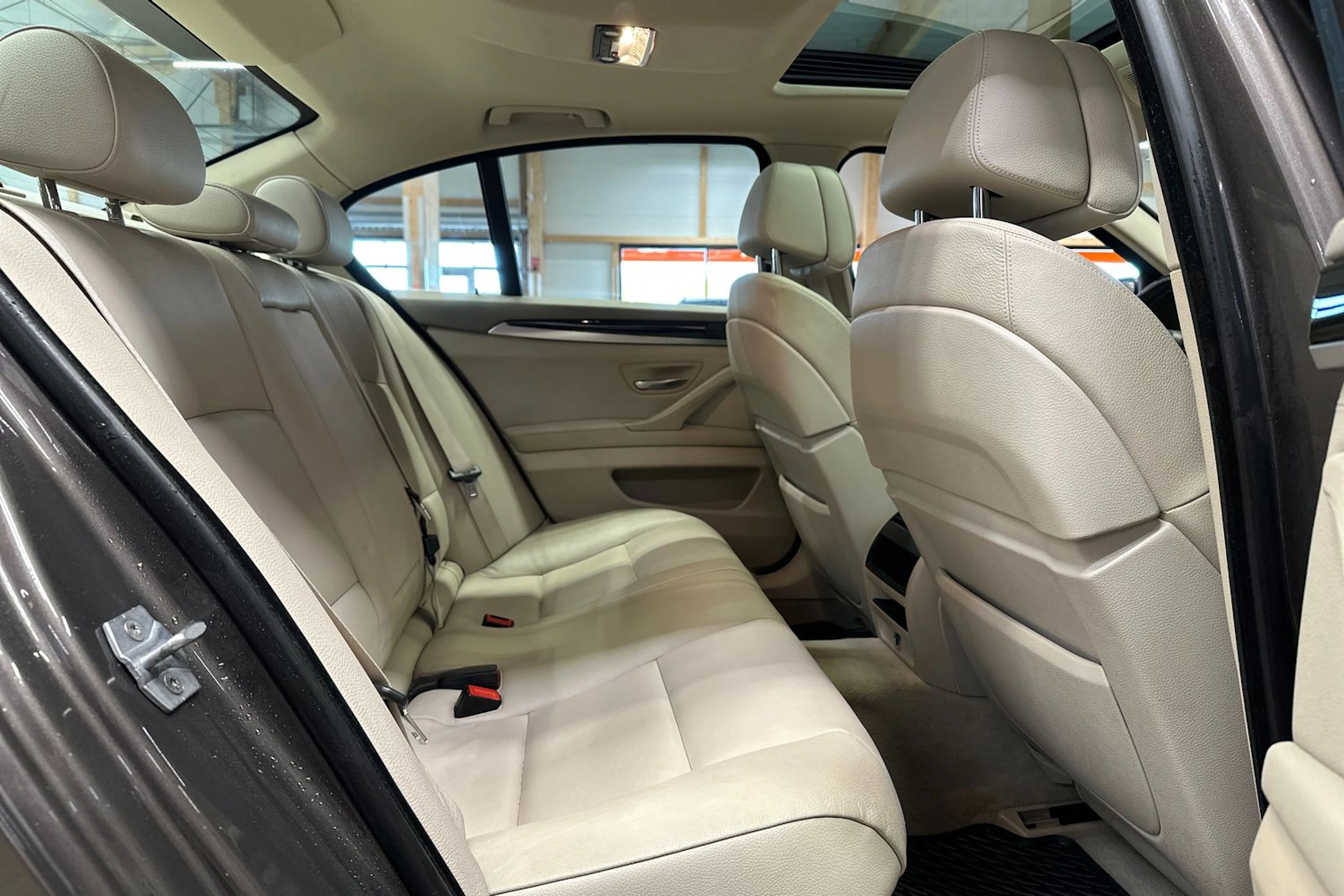 ruskea (beige) BMW 530 2013 kuva 14.