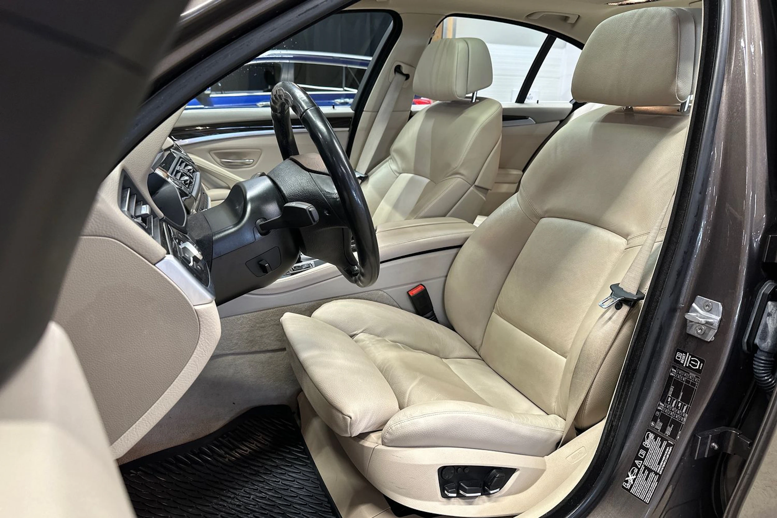 ruskea (beige) BMW 530 2013 kuva 15.