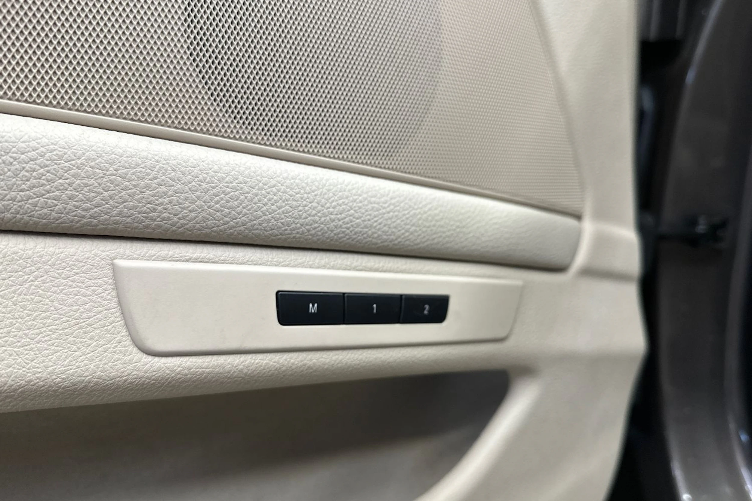 ruskea (beige) BMW 530 2013 kuva 17.