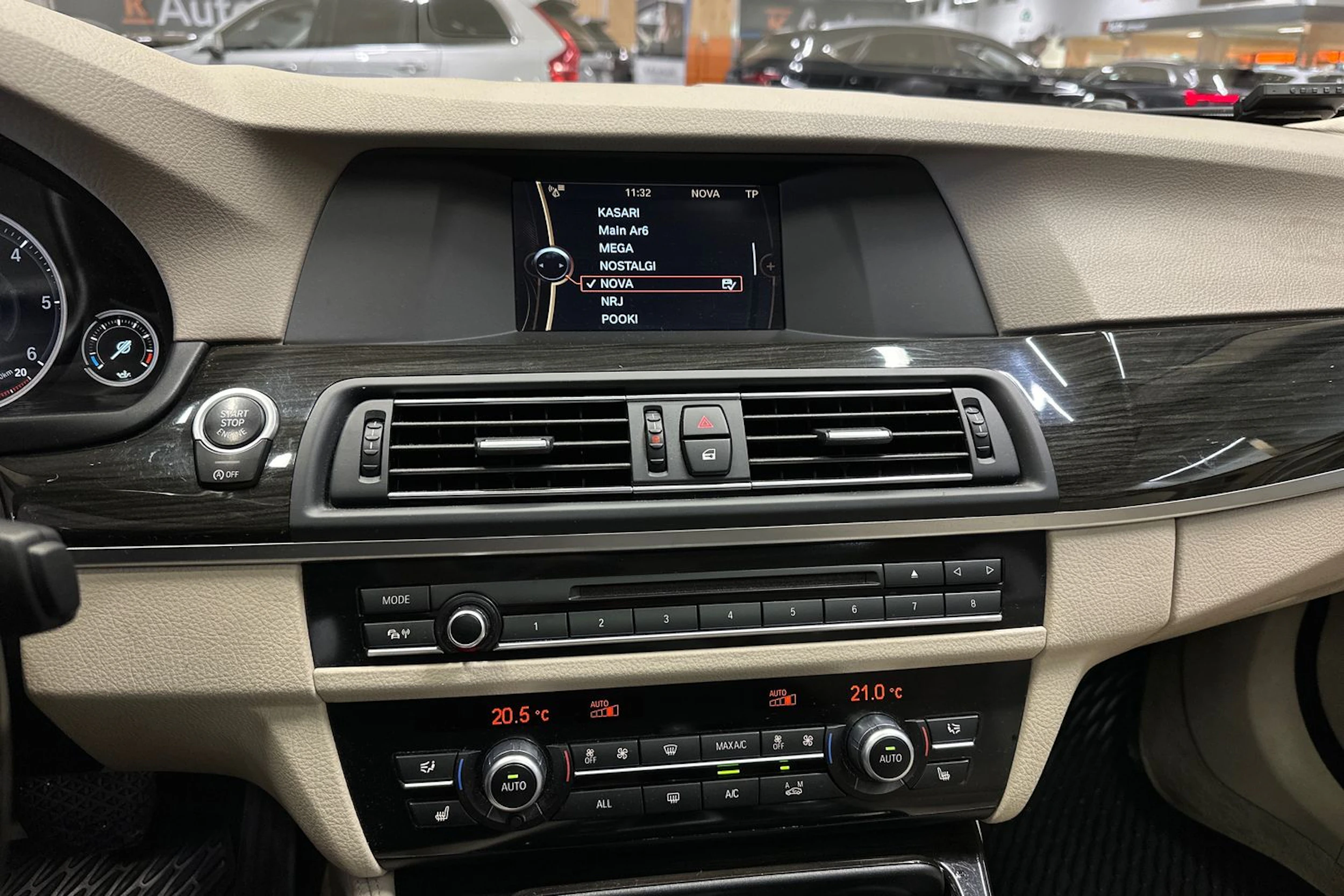 ruskea (beige) BMW 530 2013 kuva 22.