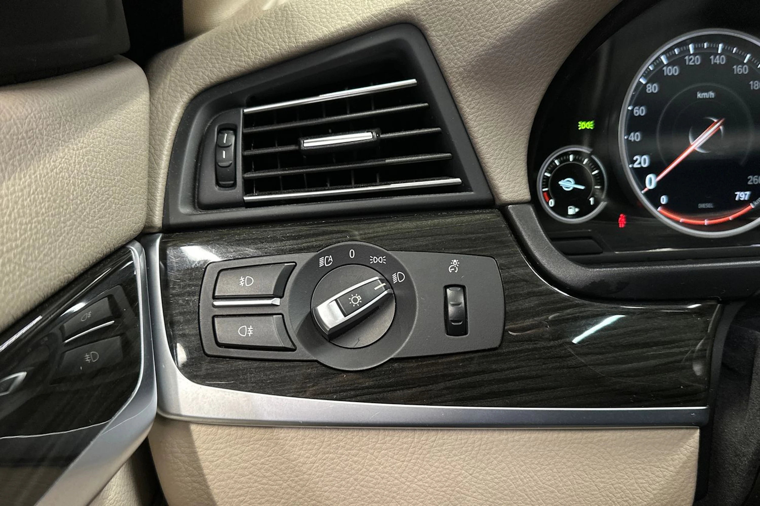 ruskea (beige) BMW 530 2013 kuva 27.
