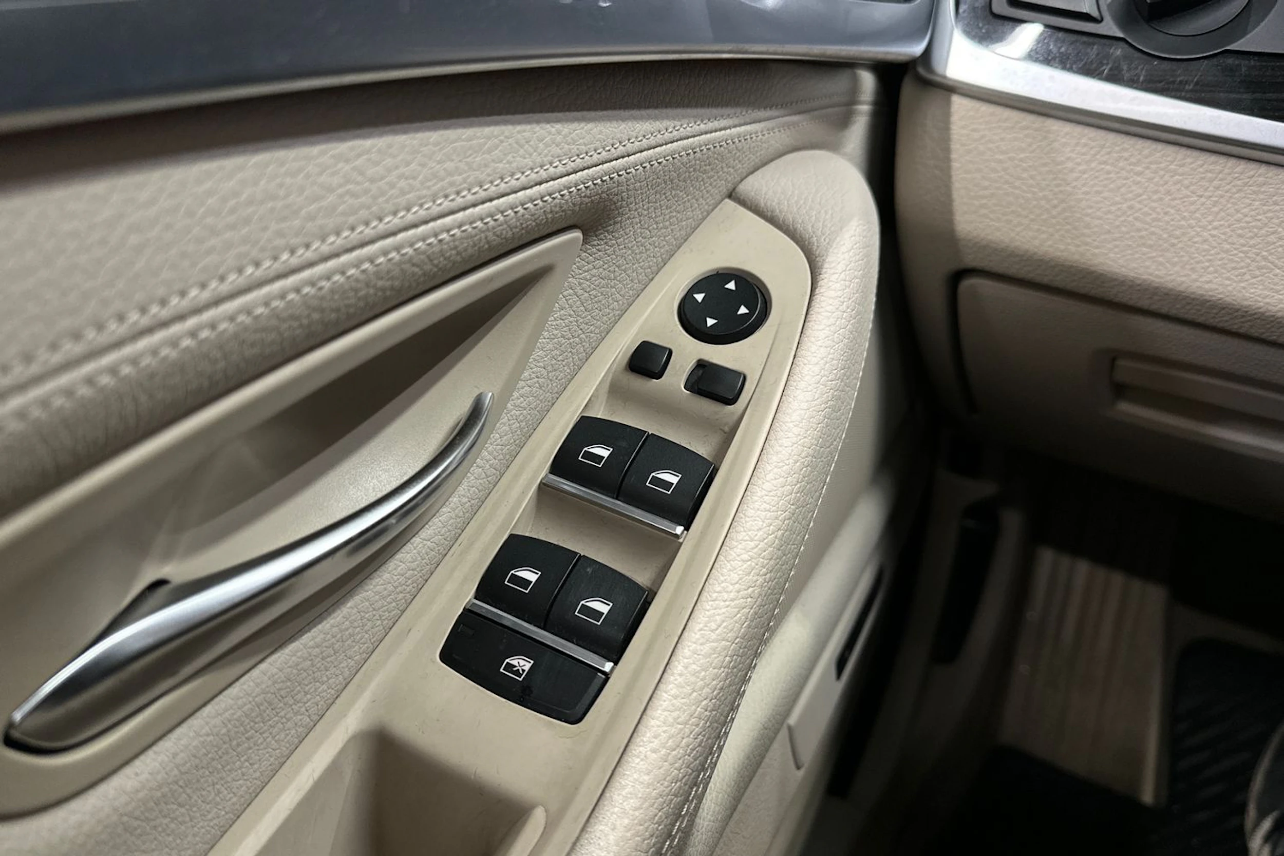 ruskea (beige) BMW 530 2013 kuva 28.