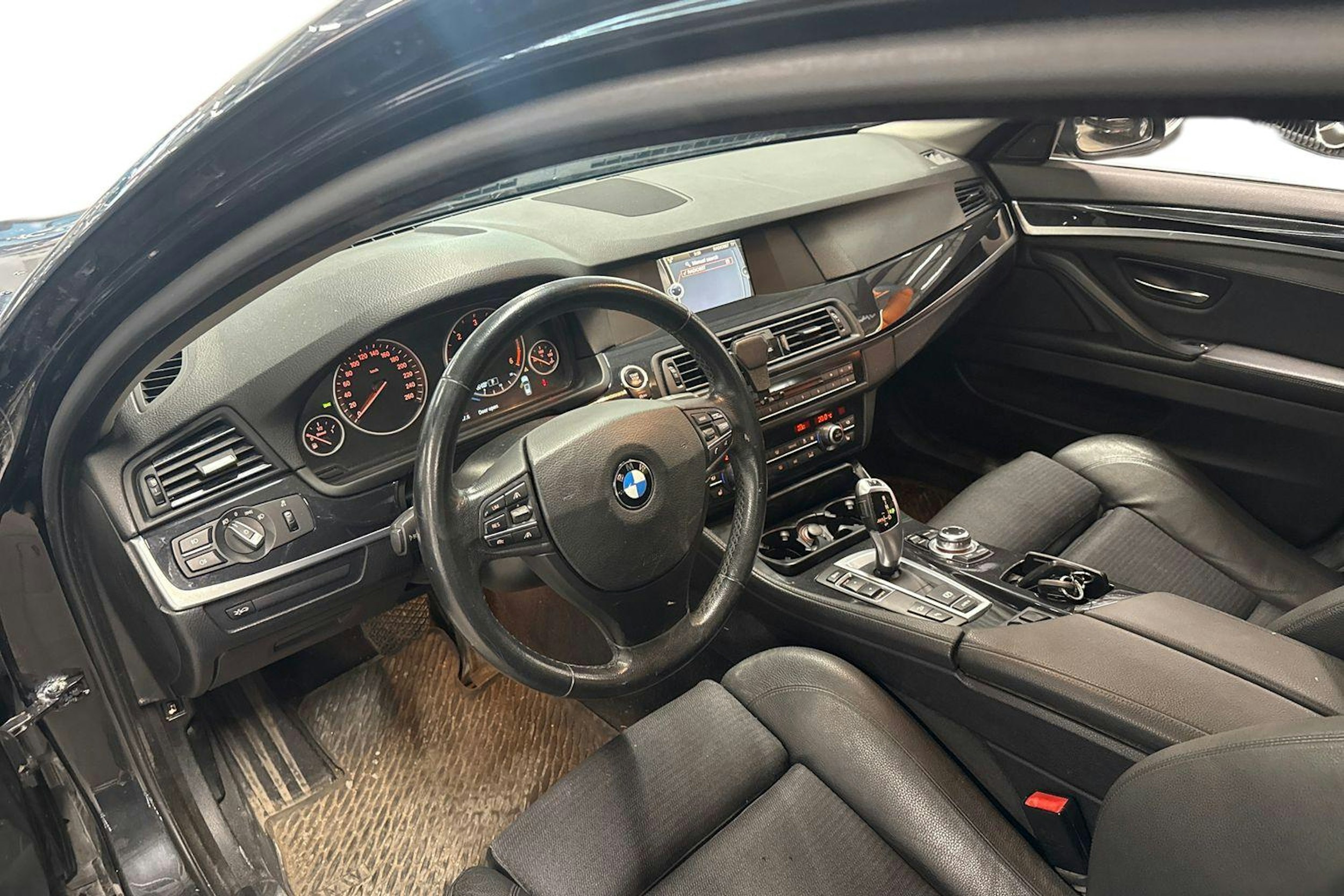 musta BMW 530 2013 kuva 3.