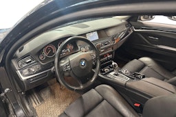 musta BMW 530 2013 kuva 3.
