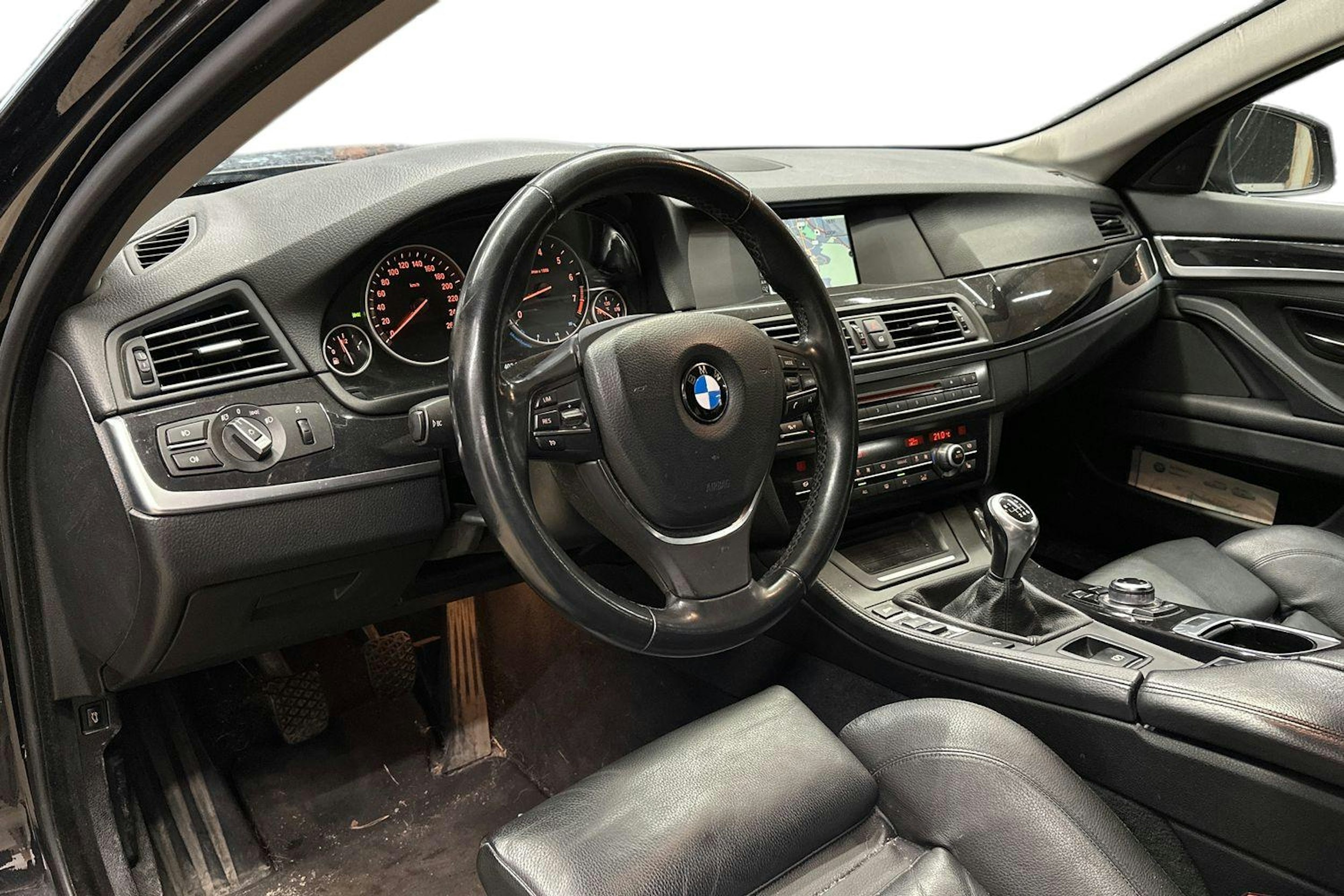 musta BMW 530 2013 kuva 3.