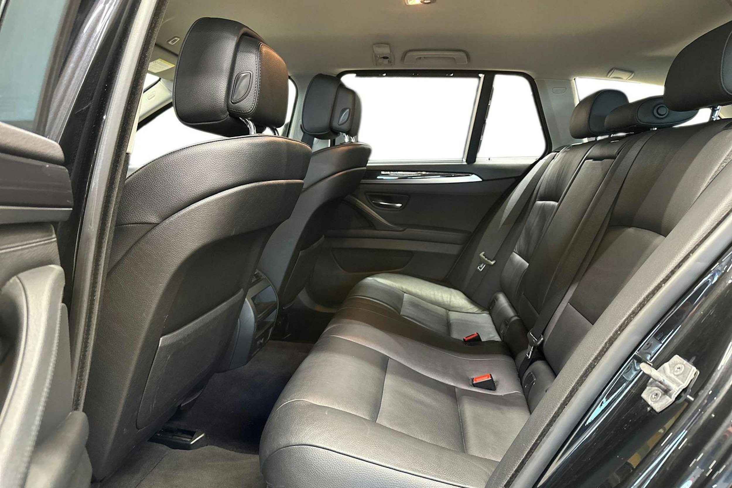 musta BMW 530 2013 kuva 10.