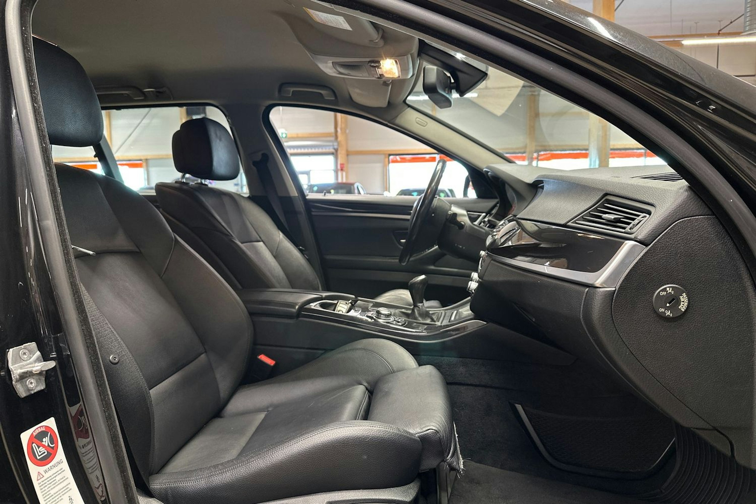 musta BMW 530 2013 kuva 14.