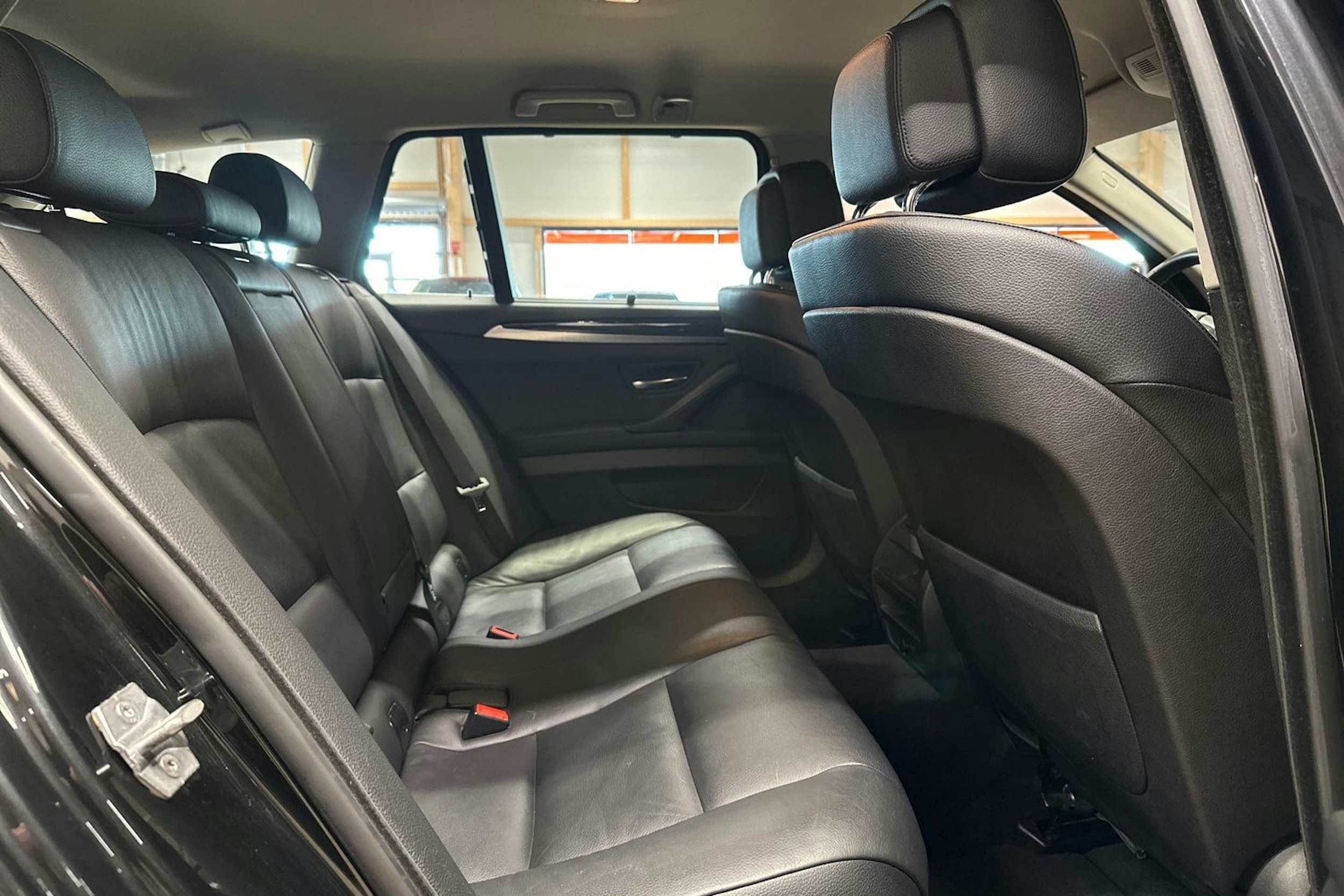 musta BMW 530 2013 kuva 15.