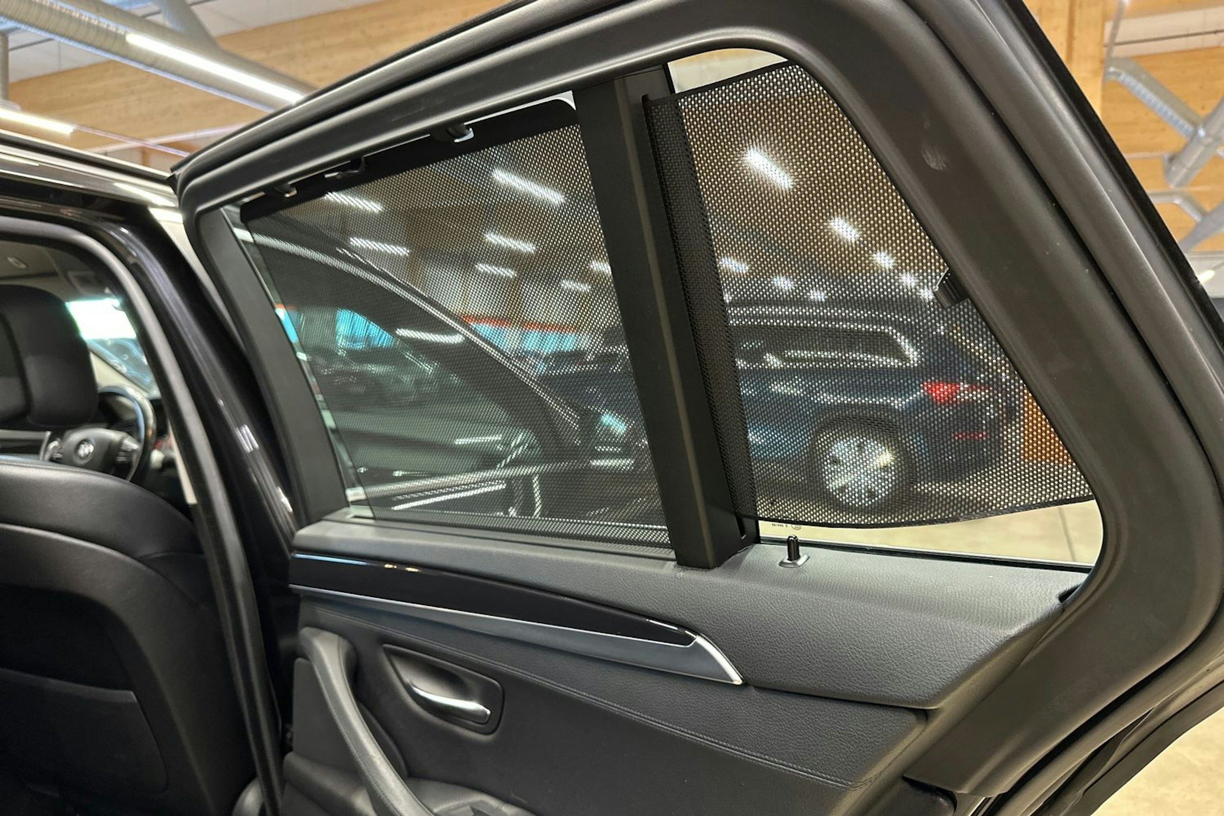 musta BMW 530 2013 kuva 16.