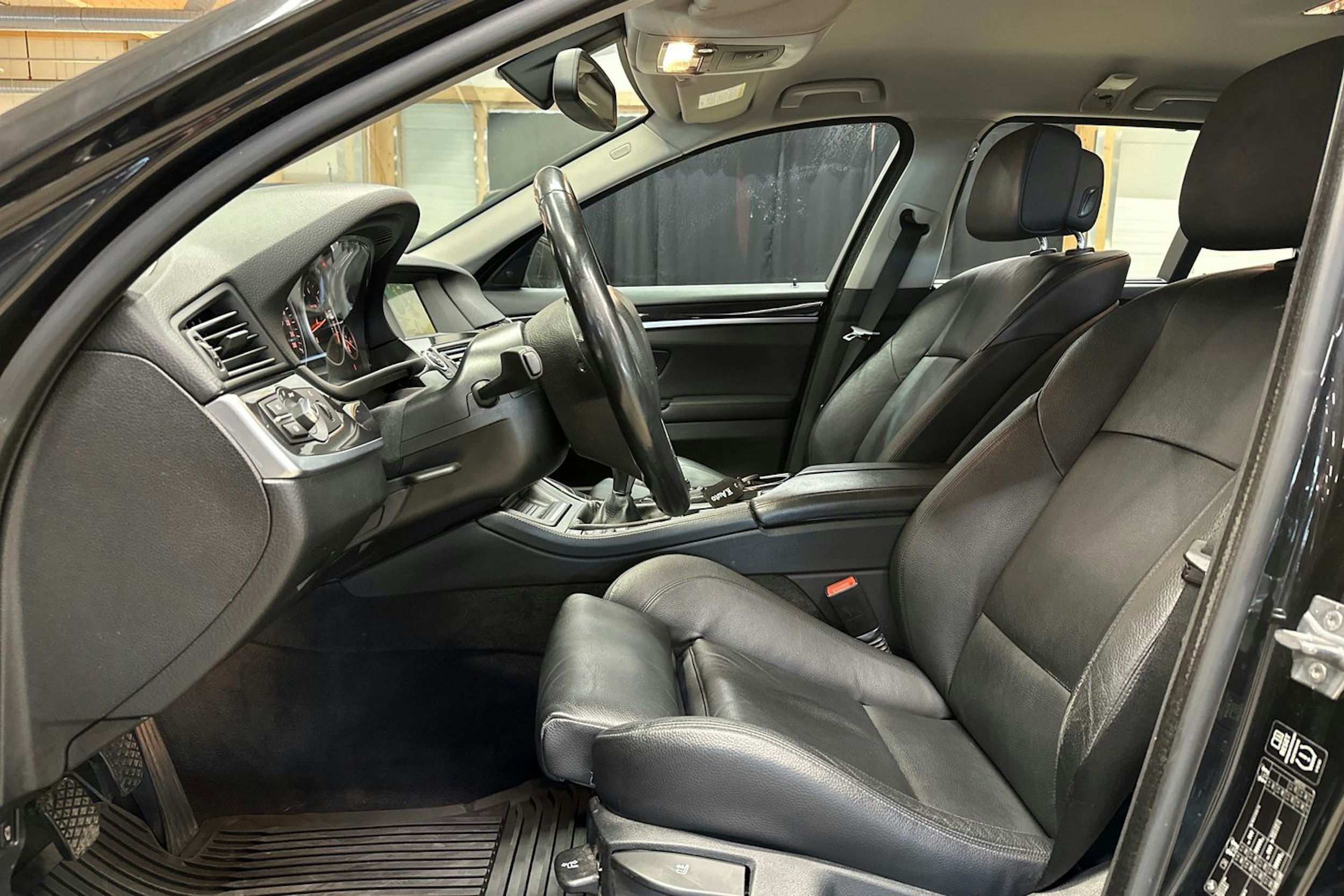musta BMW 530 2013 kuva 17.