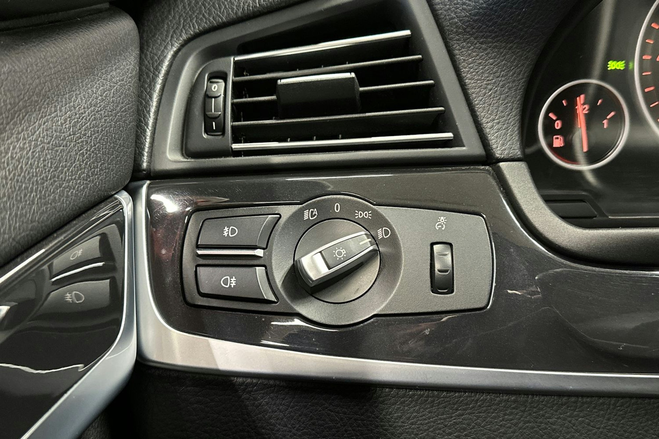 musta BMW 530 2013 kuva 26.