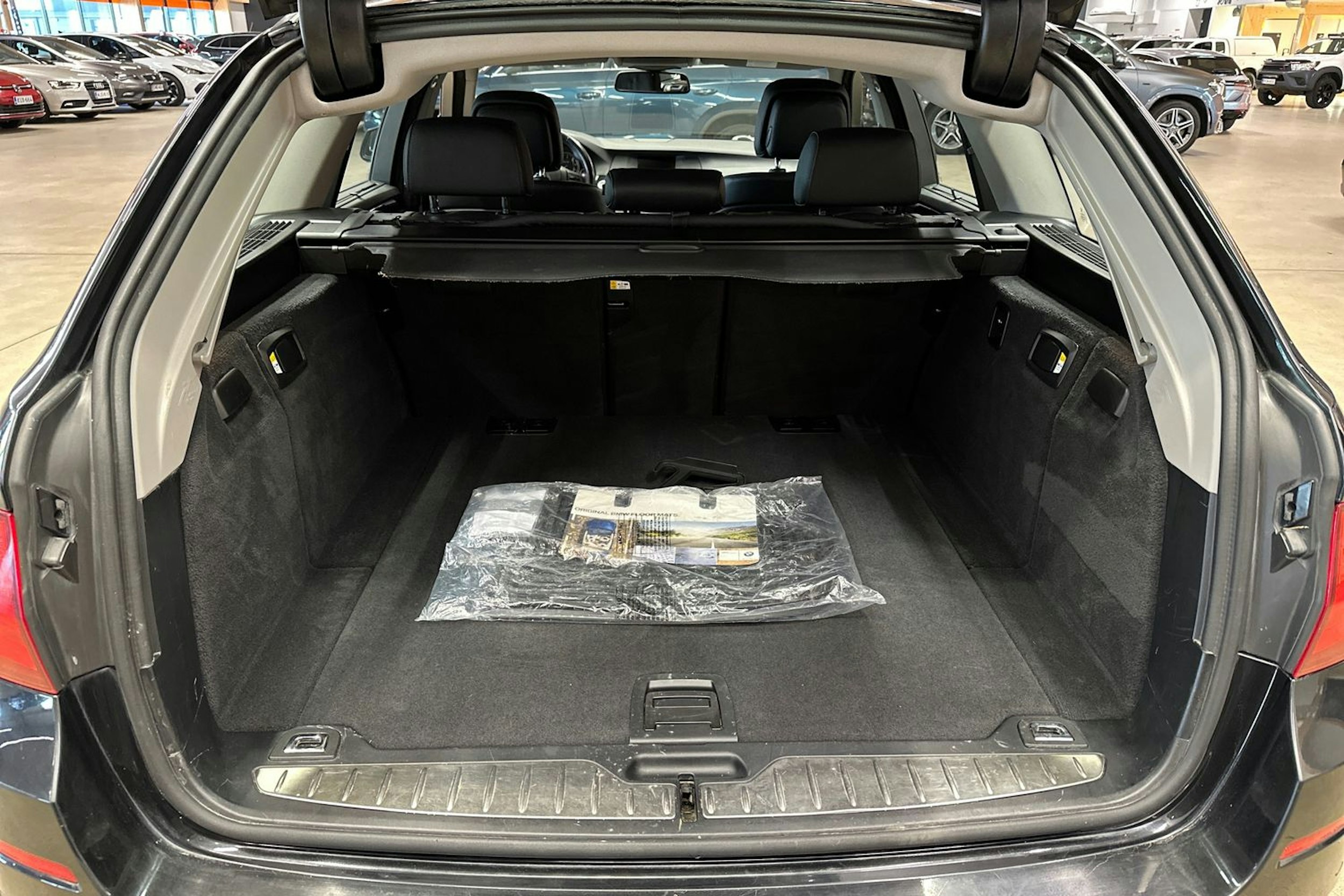 musta BMW 530 2013 kuva 28.