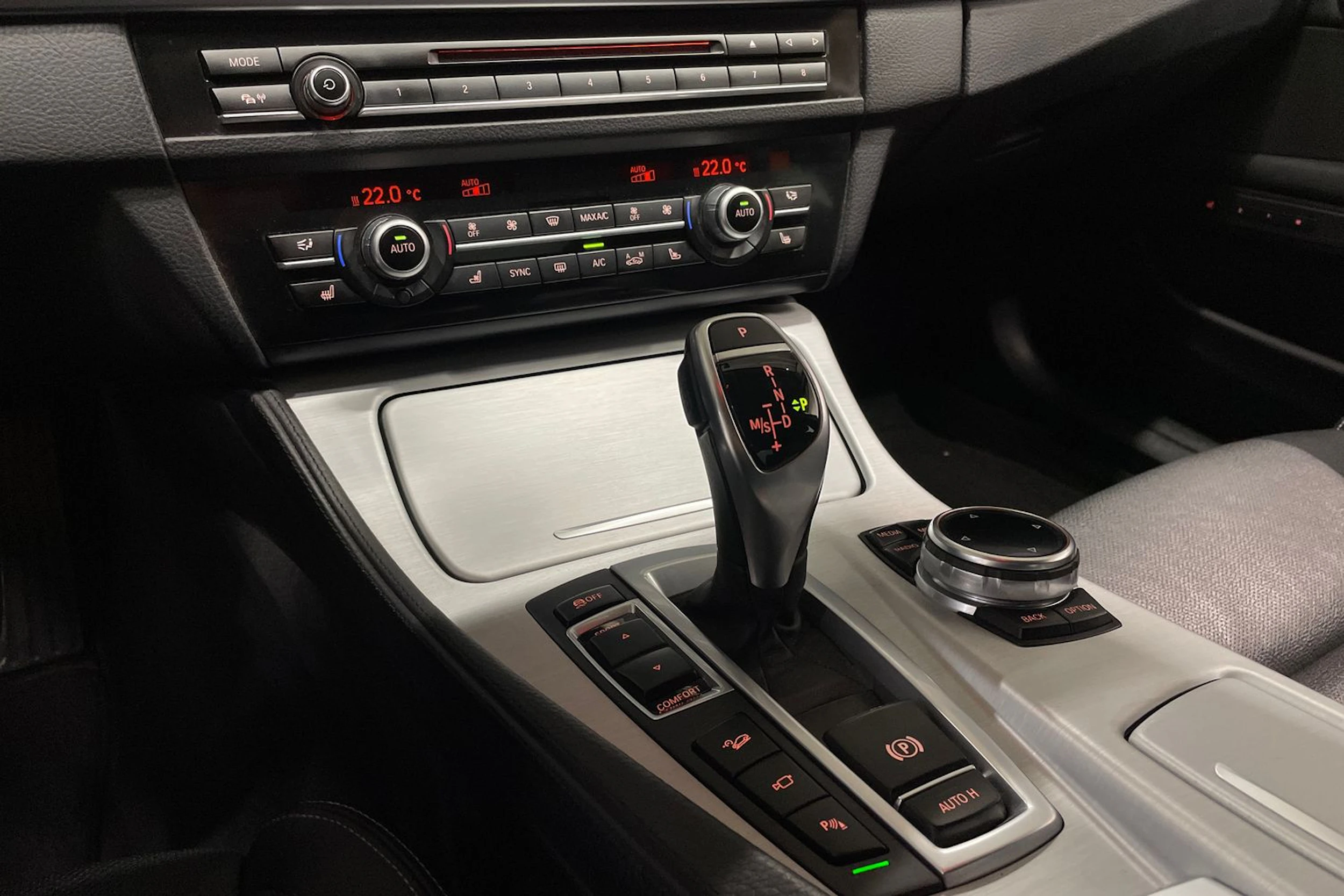 ruskea (beige) BMW 530 2014 kuva 22.