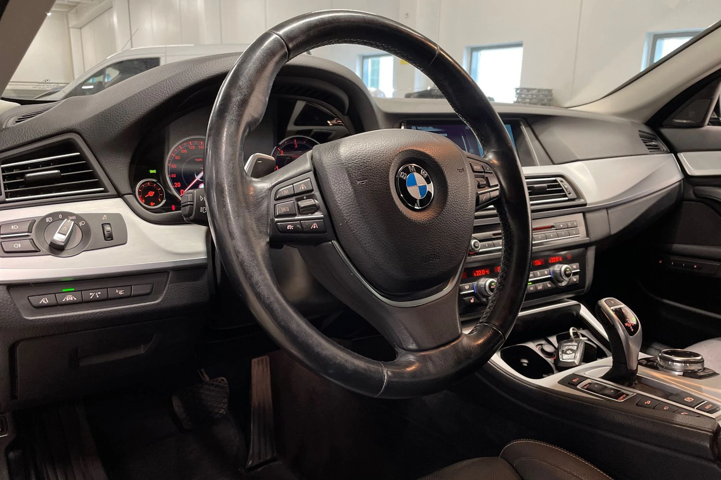ruskea (beige) BMW 530 2014 kuva 29.