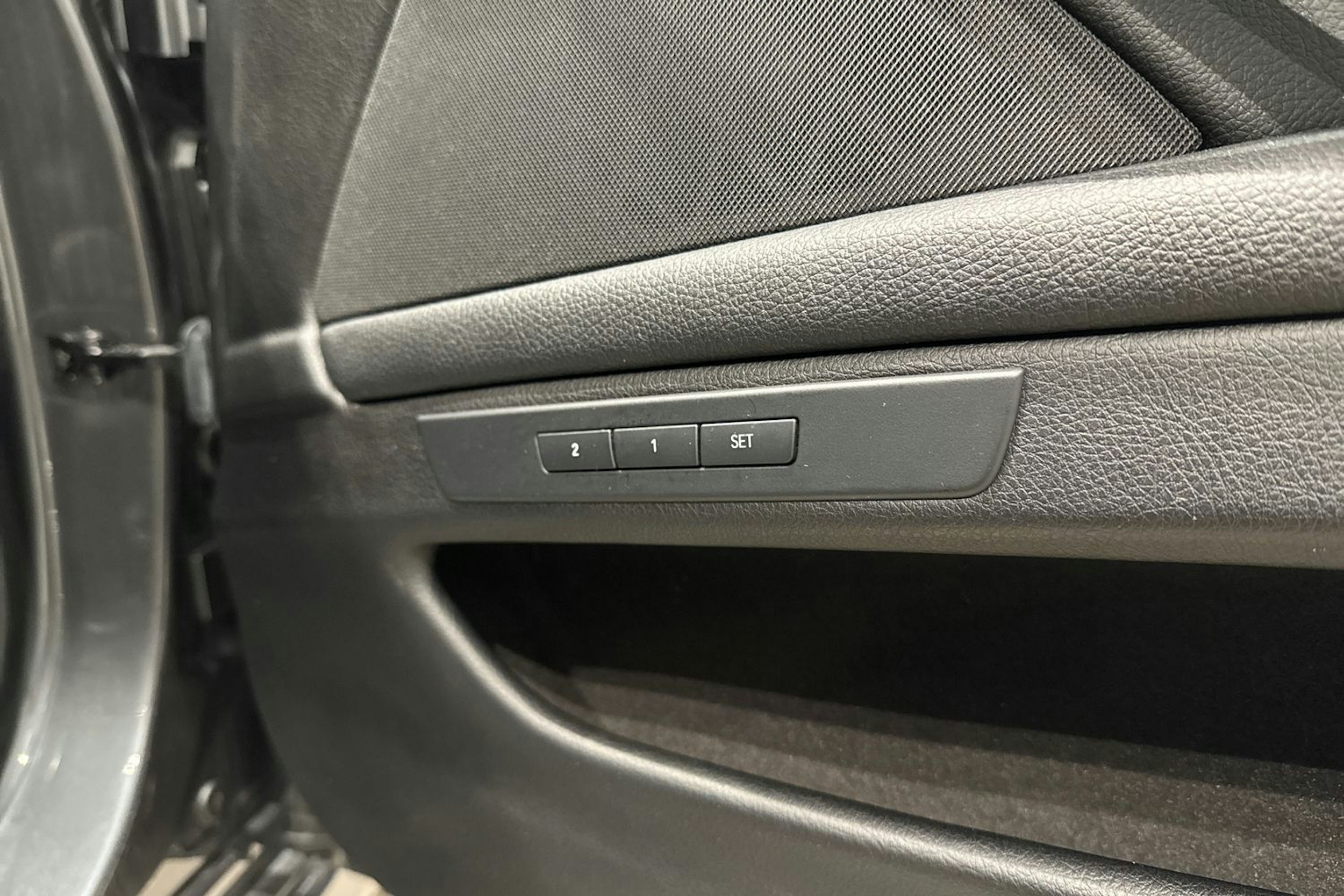 harmaa BMW 530 2016 kuva 19.