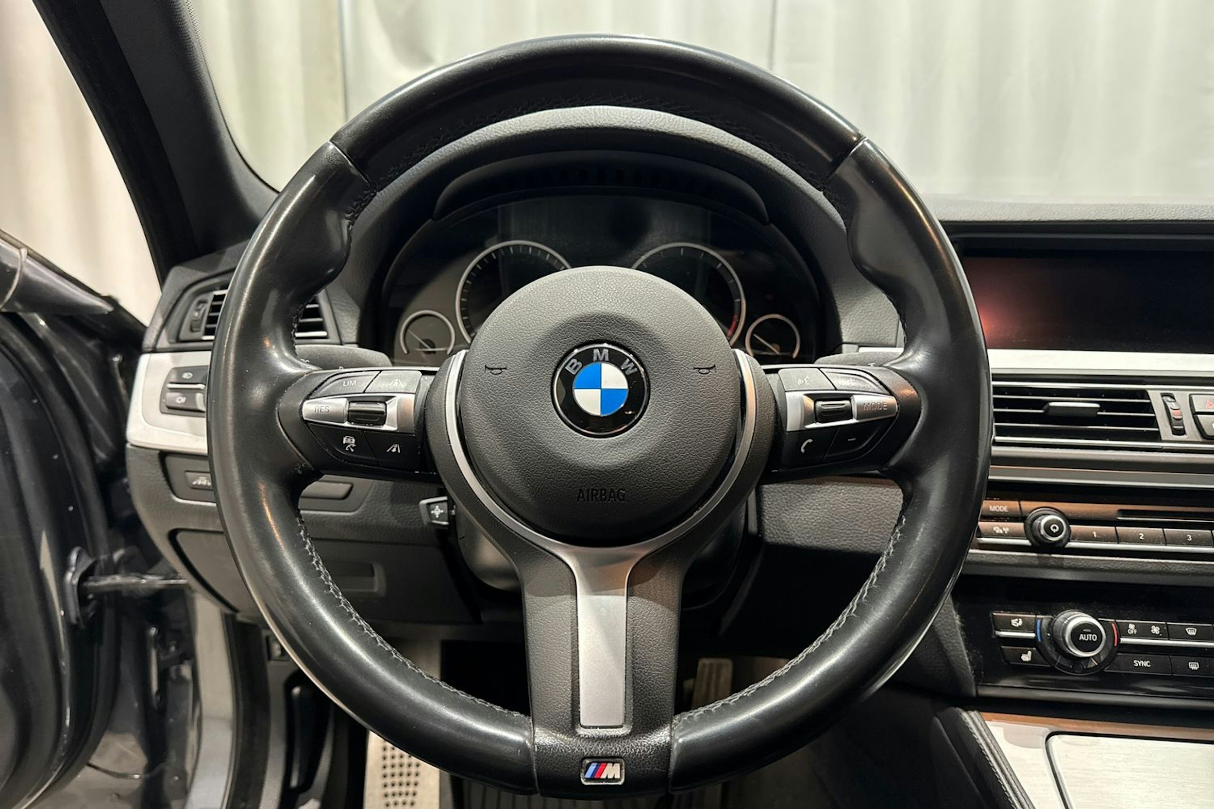 harmaa BMW 530 2016 kuva 21.