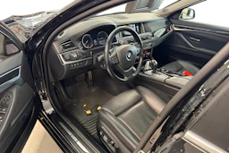 Musta BMW 530 2016 kuva 3.