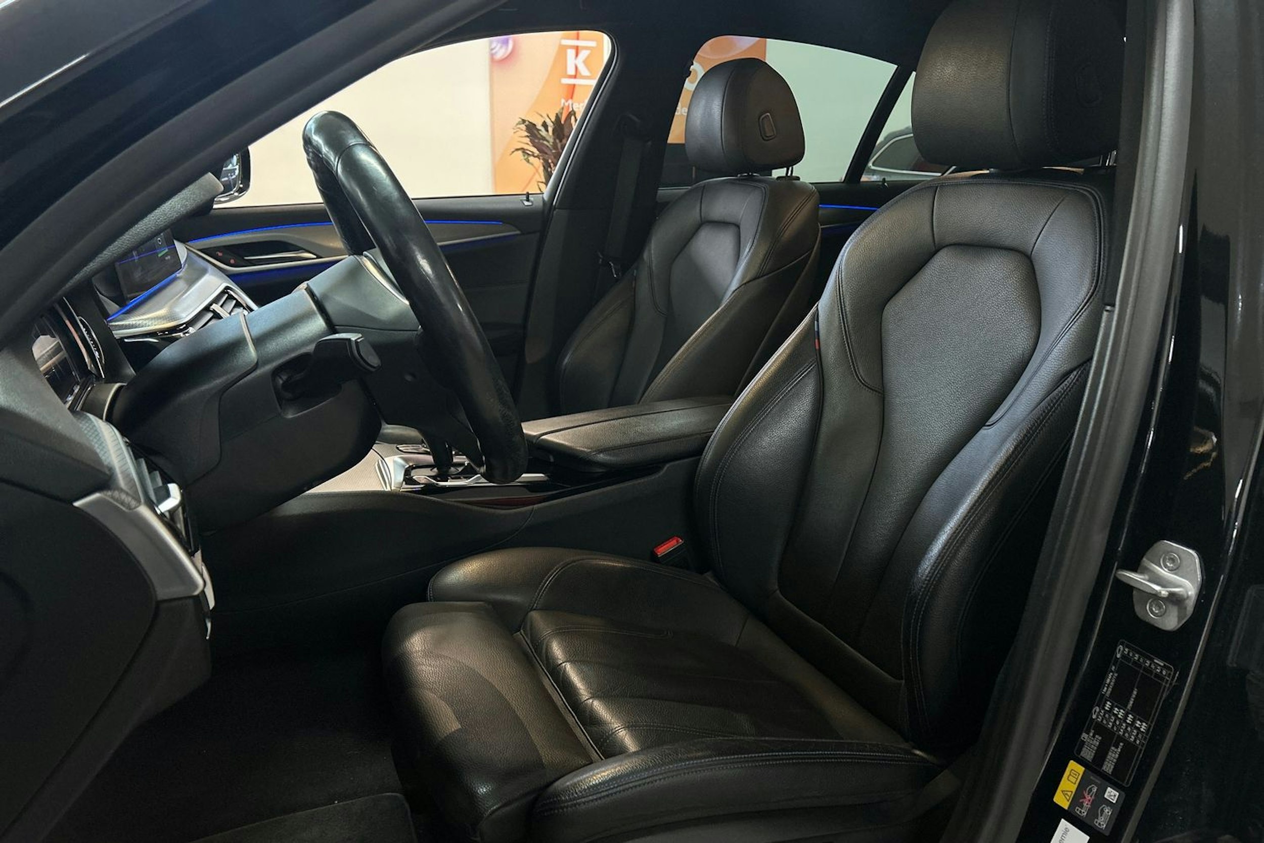musta BMW 530 2017 kuva 26.