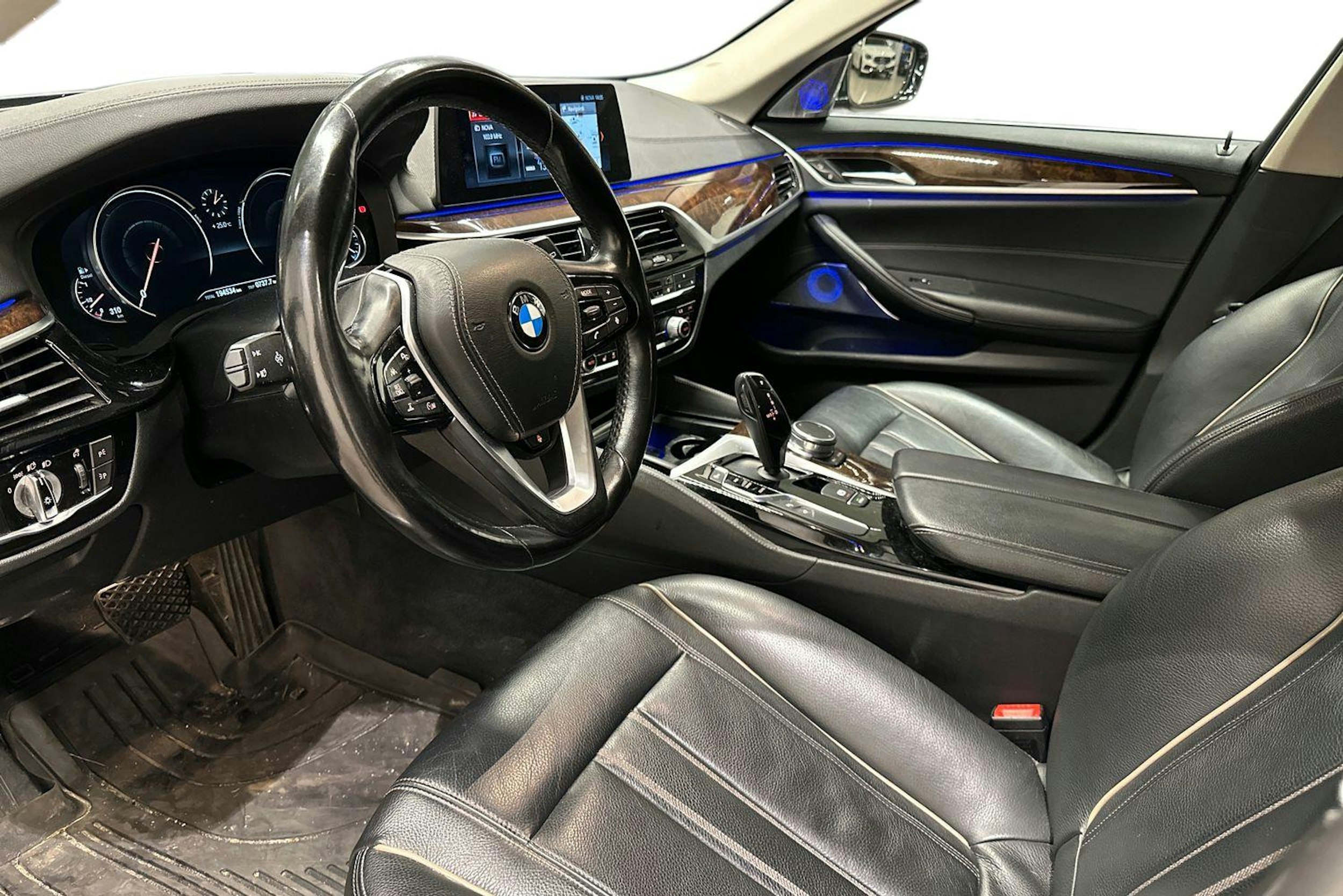 Ruskea (beige) BMW 530 2017 kuva 3.