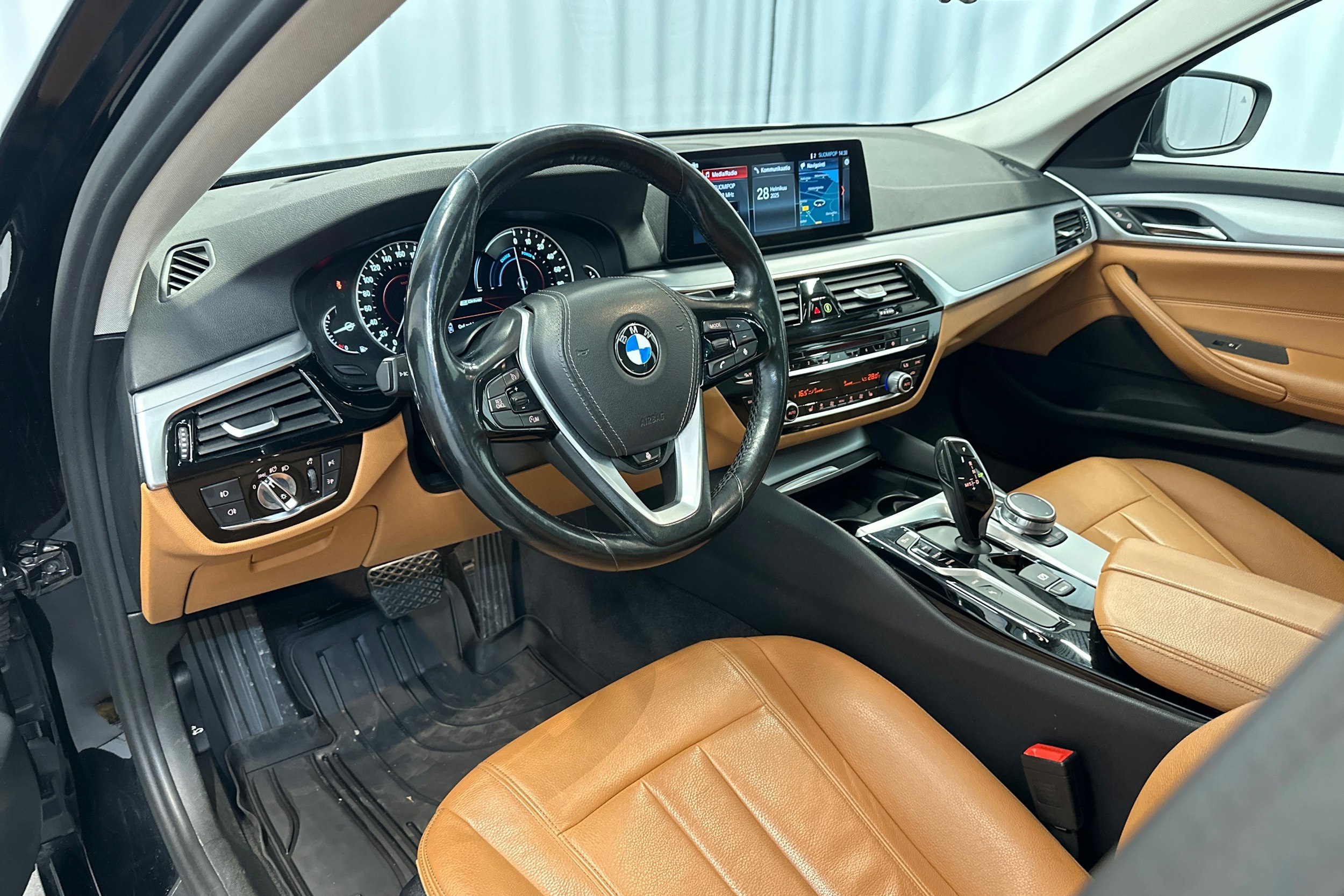 Musta BMW 530 2017 kuva 6.