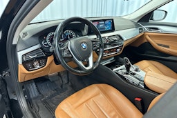 Musta BMW 530 2017 kuva 6.