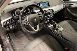 Harmaa BMW 530 2018 kuva 7.