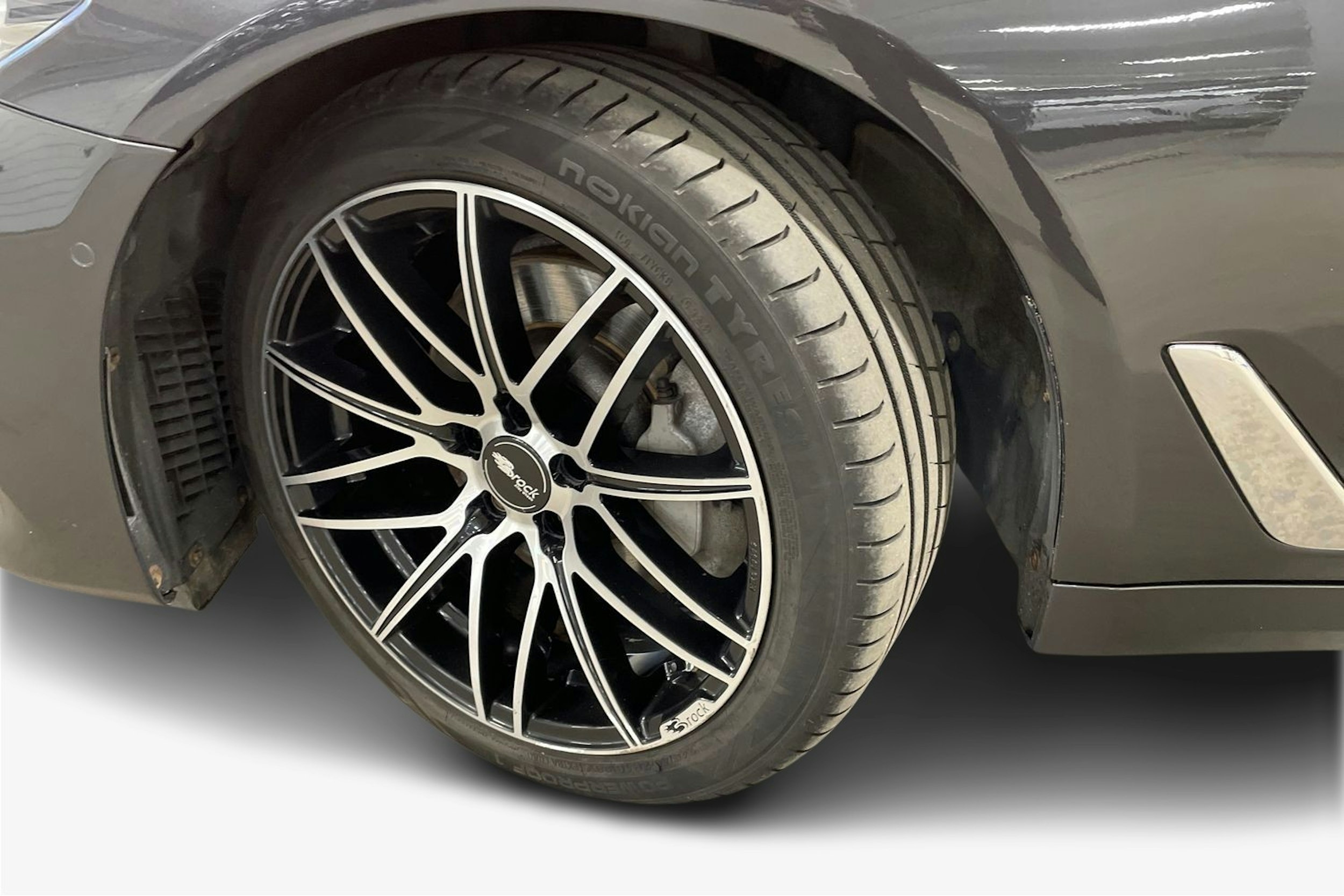Harmaa BMW 530 2018 kuva 11.