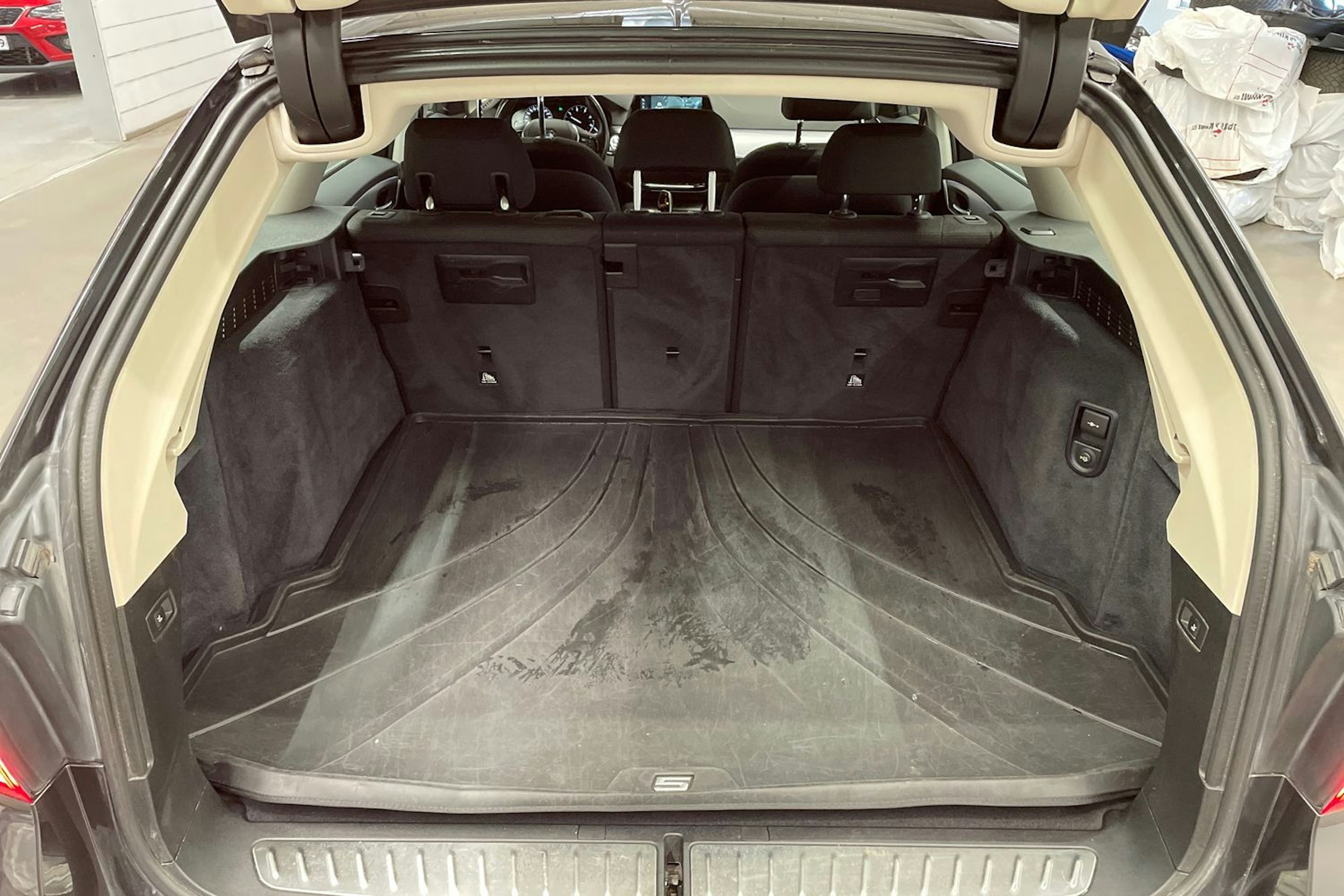 Harmaa BMW 530 2018 kuva 15.