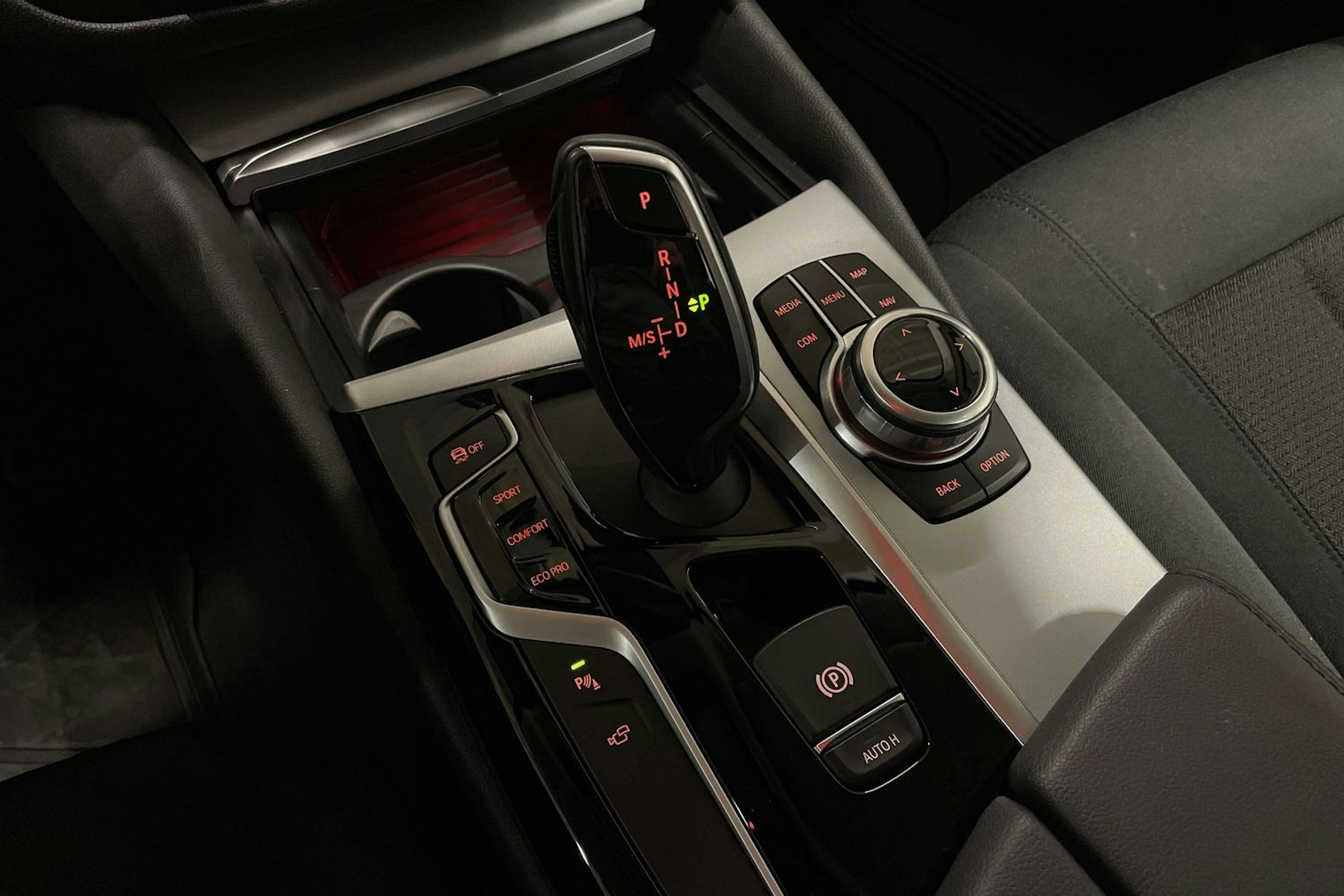 Harmaa BMW 530 2018 kuva 21.