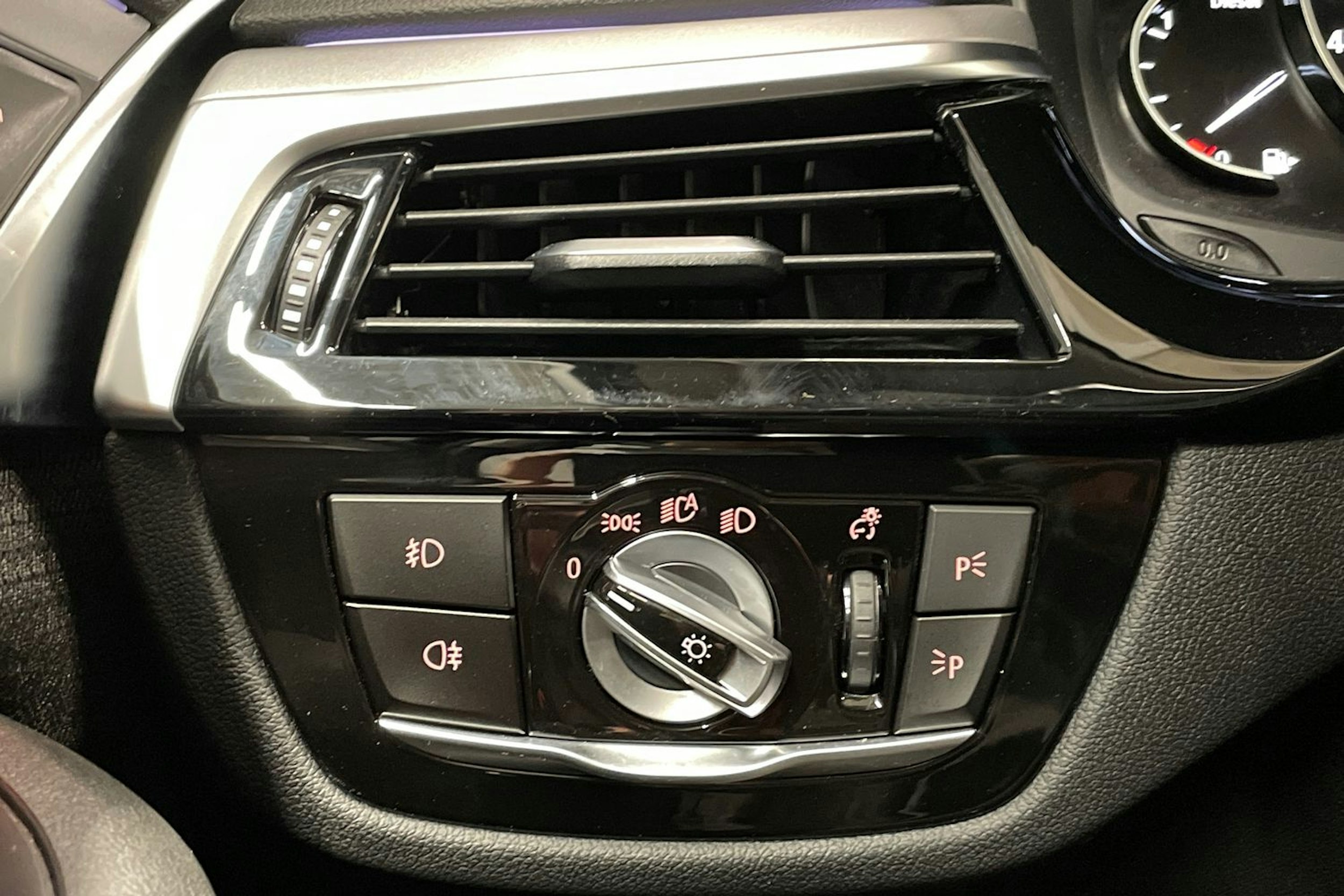 Harmaa BMW 530 2018 kuva 23.