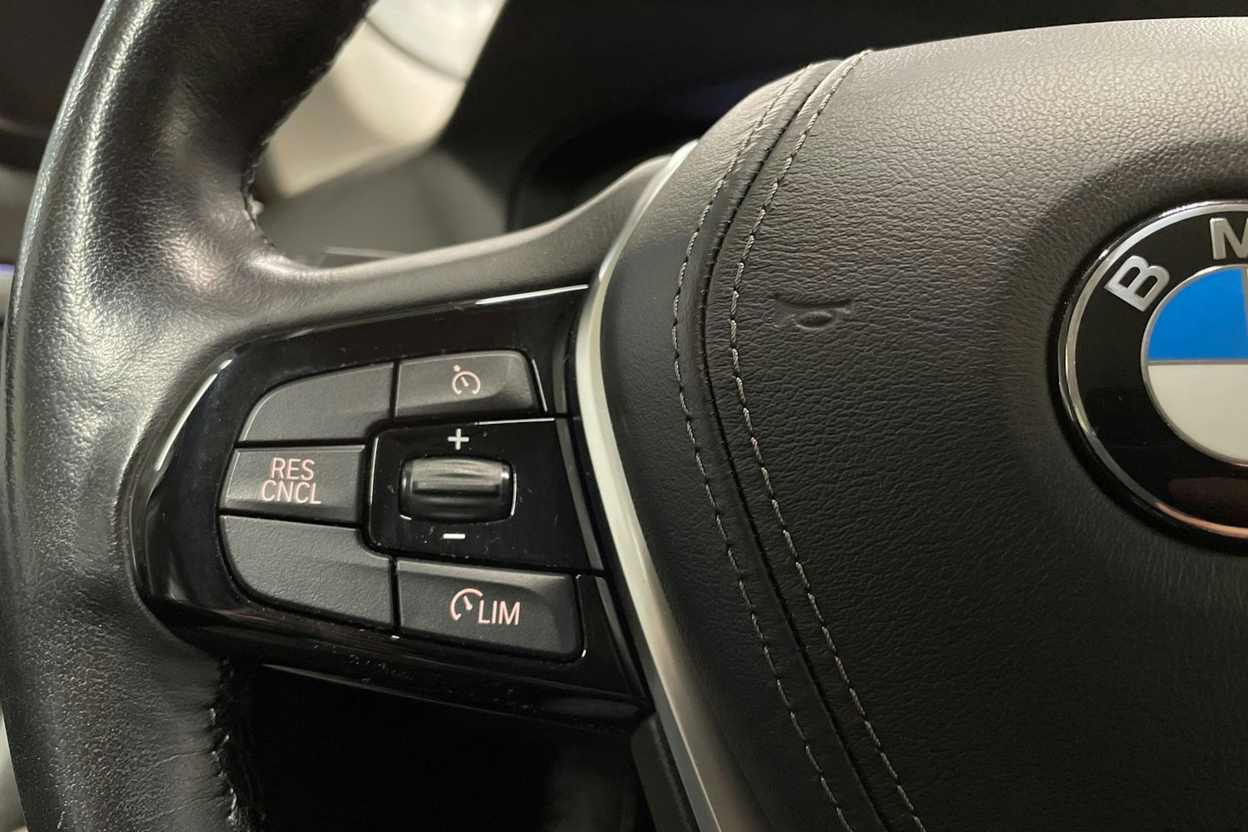 Harmaa BMW 530 2018 kuva 24.