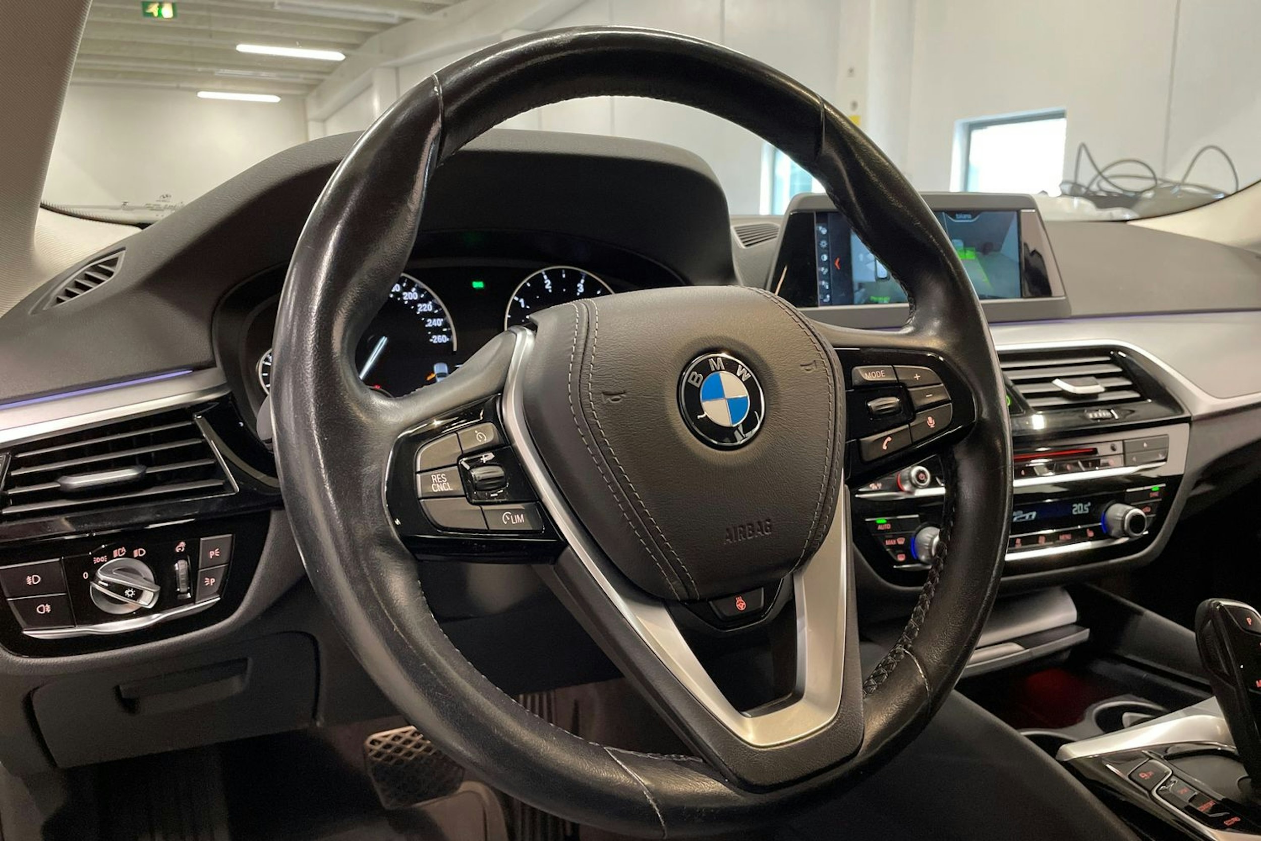 Harmaa BMW 530 2018 kuva 29.